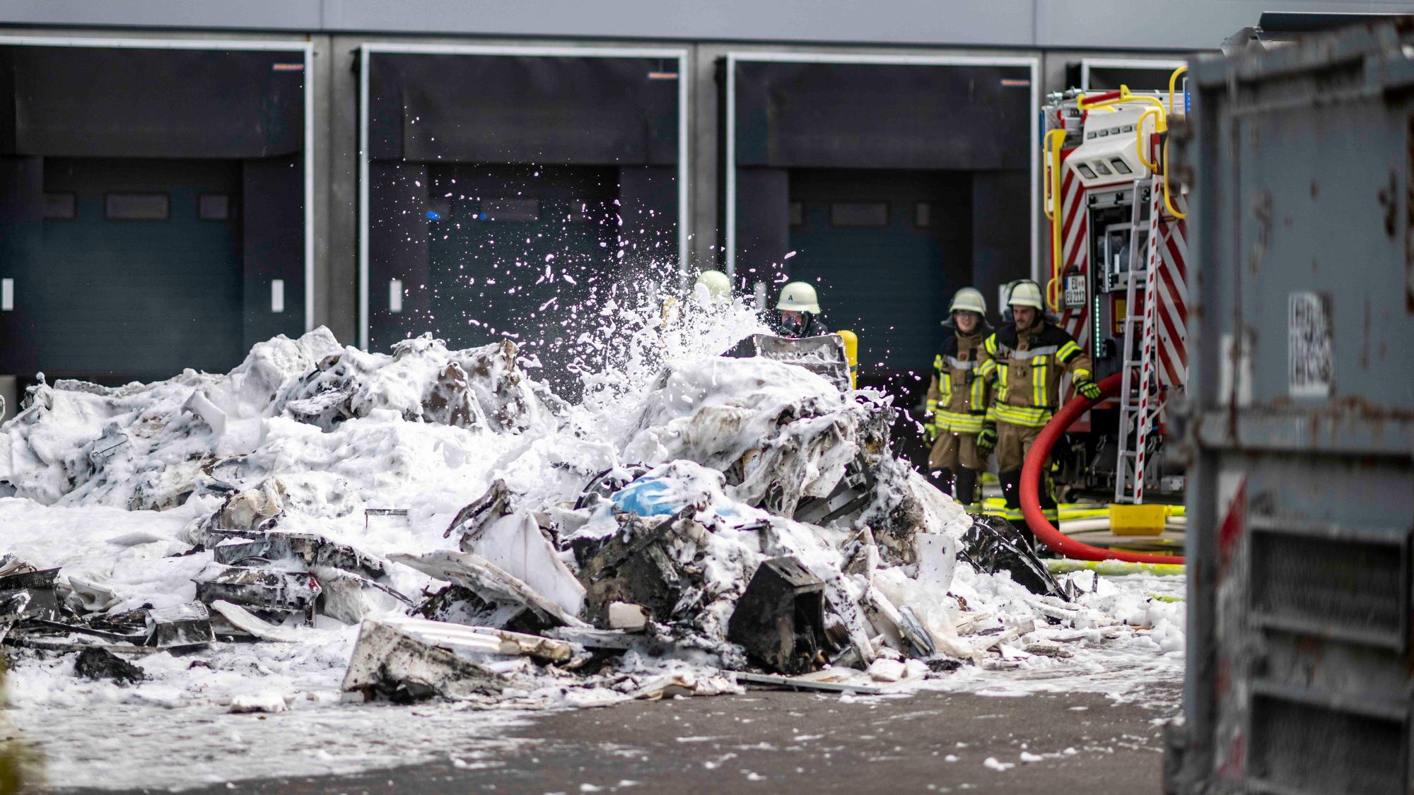 Das Bild zeigt Einsatzkräfte der Euskirchener Feuerwehr, die mit Schaum den Brand bekämpft.