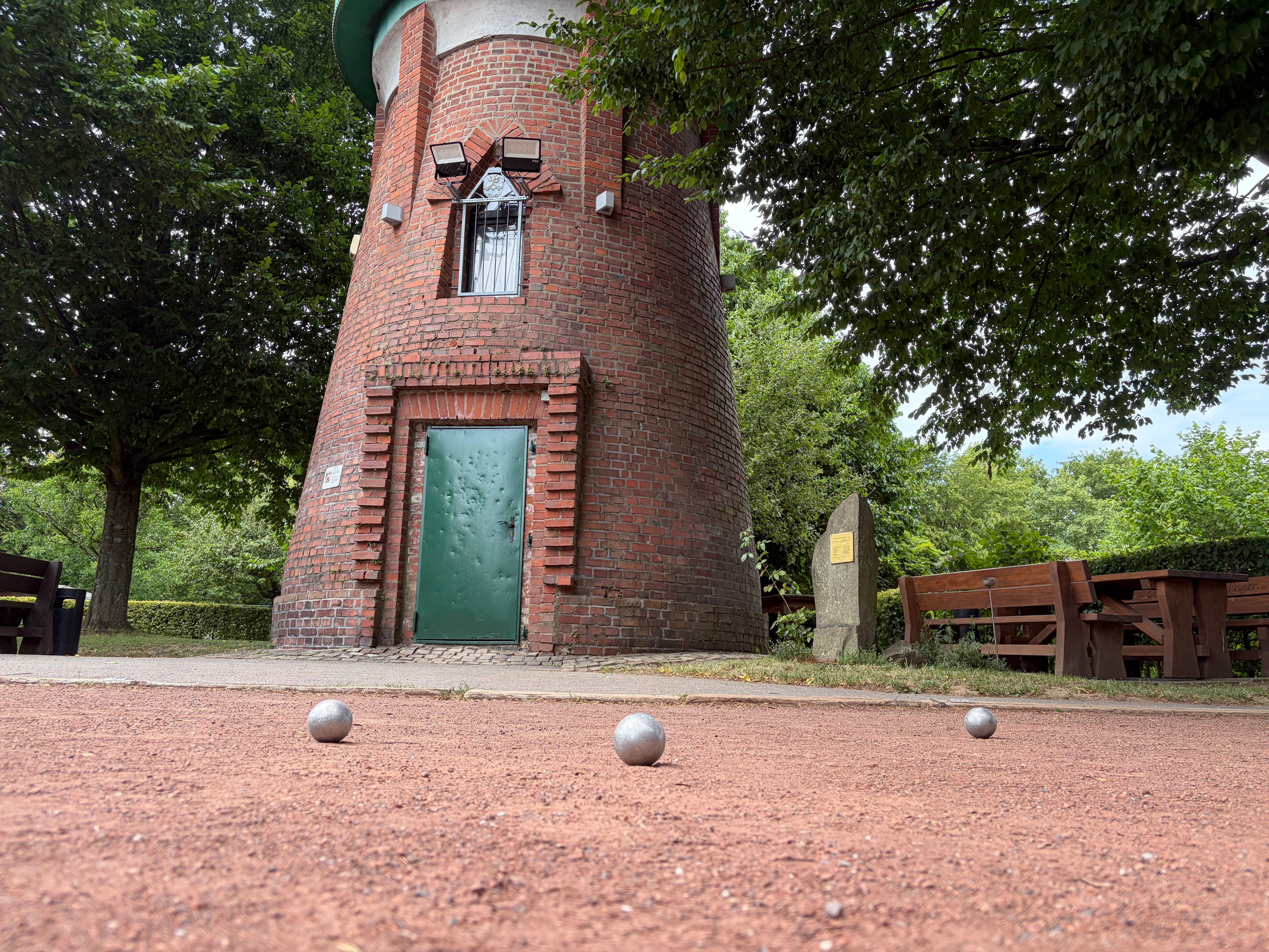 Gleich neben dem Turm befindet sich ein Bouleplatz.