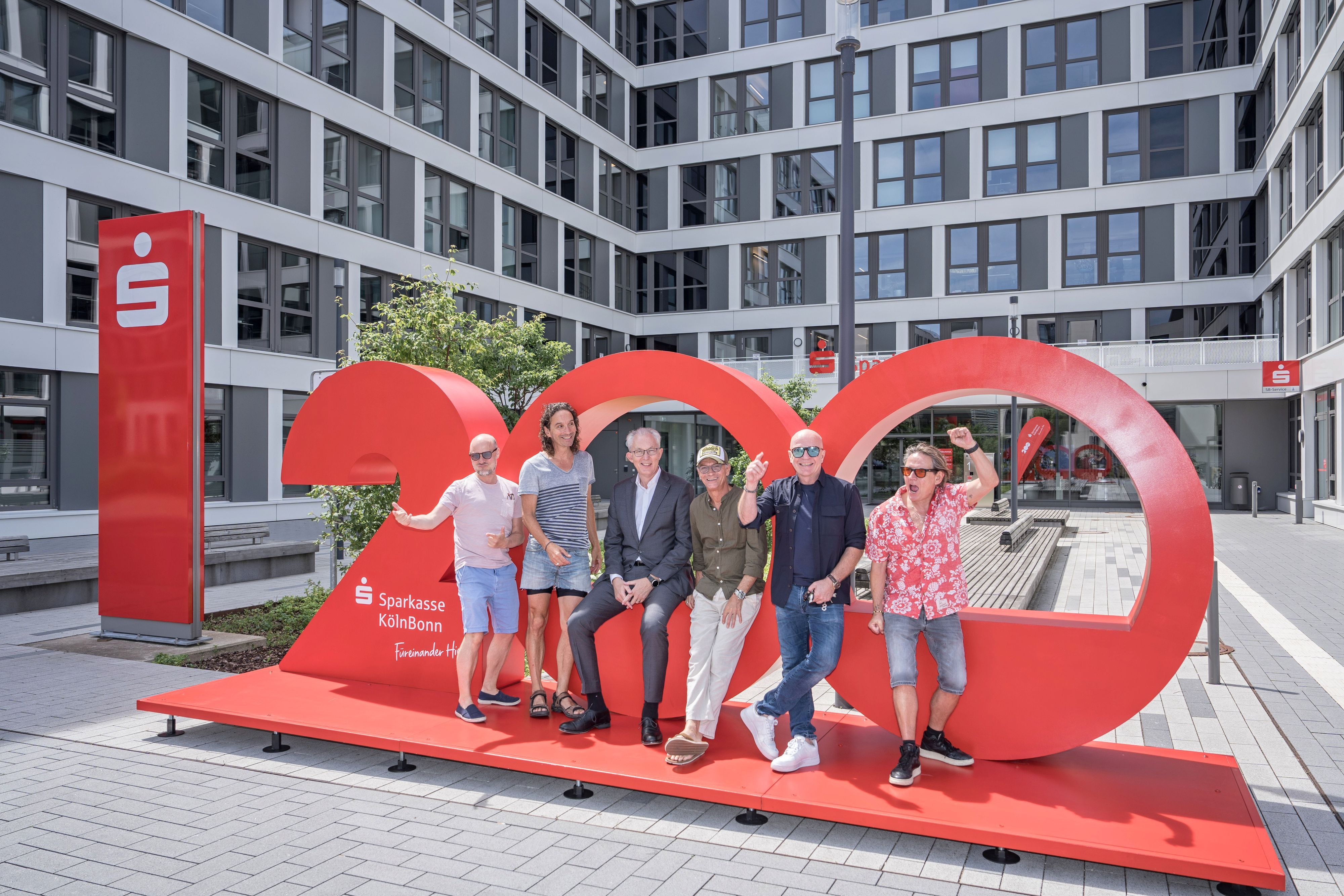Die Band Brings mit Sparkassen-Chef Ulrich Voigt.