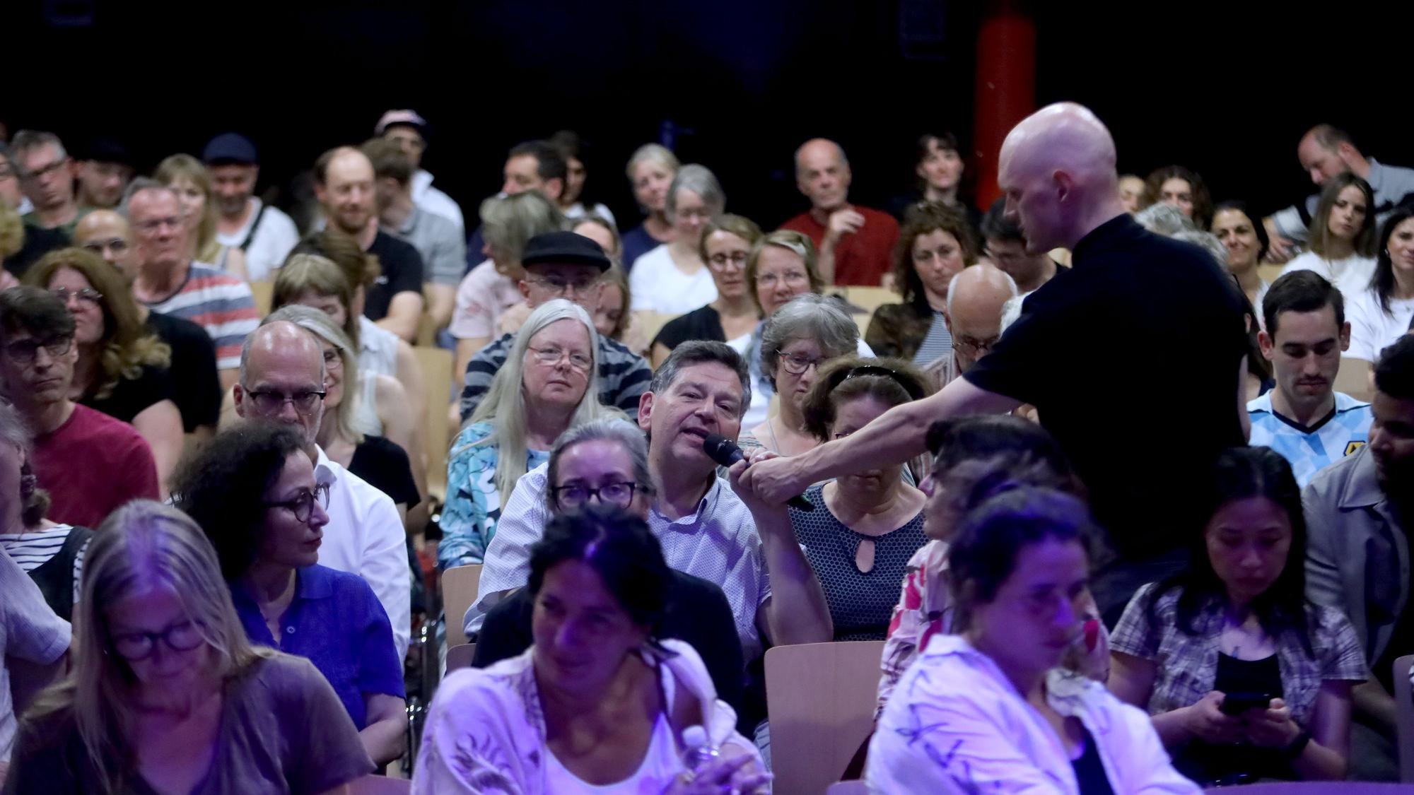 06.07.2026, Köln: Talk zu "Abgehängt in Köln" Serie in Mülheim. OB Torsten Burmester wird mit Leiterinnen von Kitas und Schulen über Bildungsgerechtigkeit und die Trennung von Arm und Reich diskutieren. Foto: Arton Krasniqi