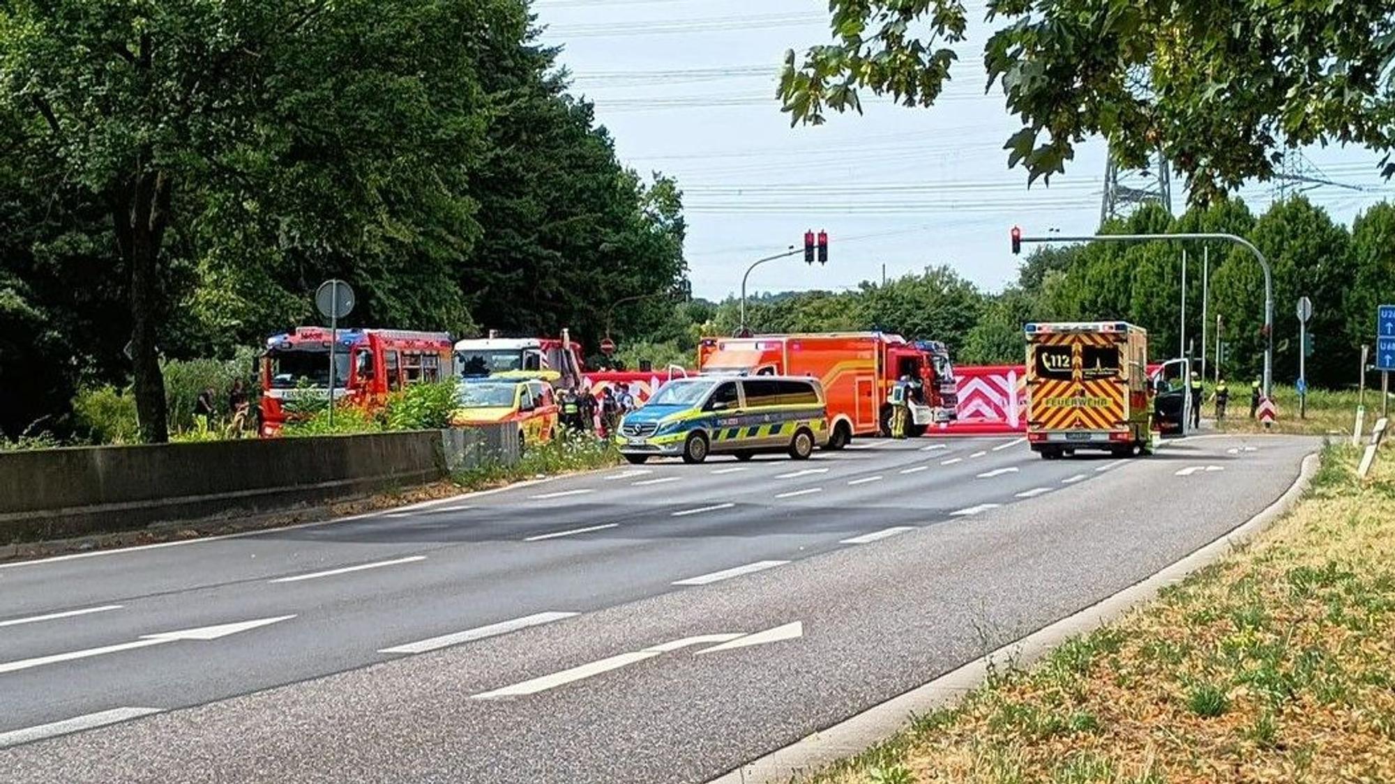 Zahlreiche Rettungskräfte waren vor Ort. Sie konnten dem Unfallopfer jedoch nicht mehr helfen.