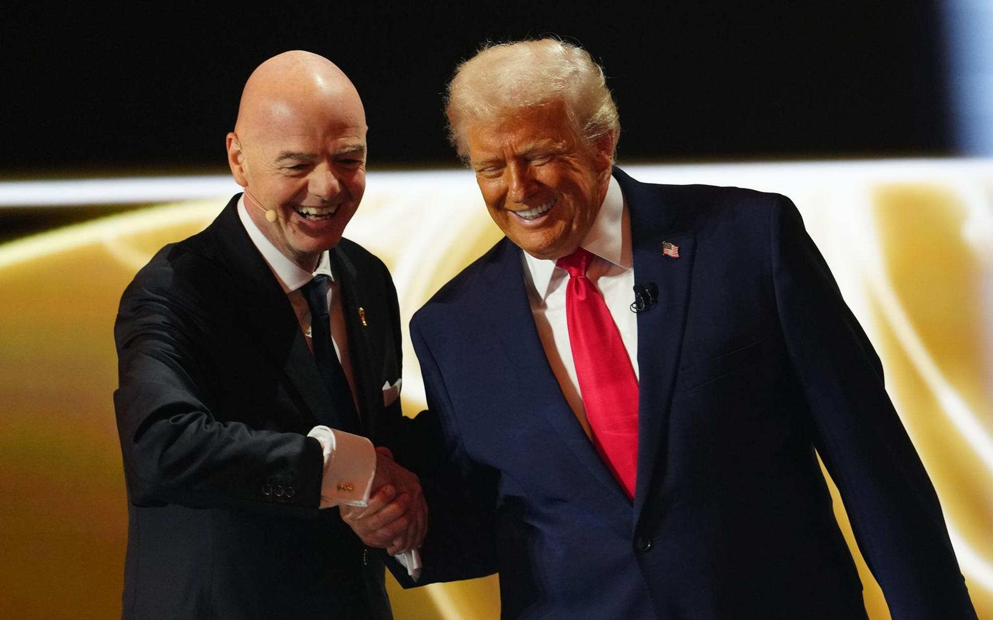 Der enge Draht zwischen FIFA-Boss Gianni Infantino und US-Präsident Donald Trump hat zu einem WM-Skandal geführt. (Bild: Getty Images / 2025 Pool/Pool)