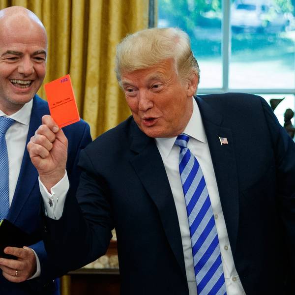 ARCHIV - 28.08.2018, USA, Washington: US-Präsident Donald Trump (r) hält während eines Treffens mit FIFA-Präsident Gianni Infantino im Oval Office des Weißen Hauses am 28.08.2018 eine rote Karte hoch. (zu dpa-Korr: «Anruf von Trump? Empörung nach FIFA-Kehrtwende bei US-Profi») Foto: Evan Vucci/AP/dpa +++ dpa-Bildfunk +++