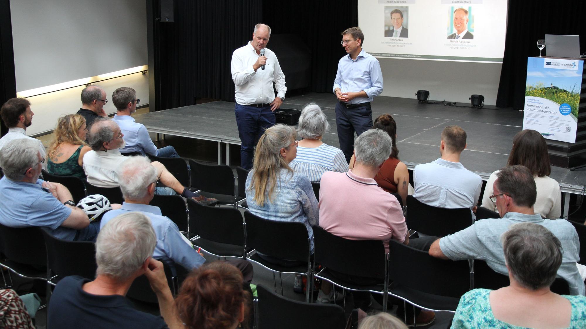Klimaanpassungskonzept für Siegburg und den Rhein-Sieg-Kreis, Auftaktveranstaltung im Stadtmuseum, Städtischer Beigeordneter Martin Rosorius und Kreisumweltdezernent Tim Hahlen