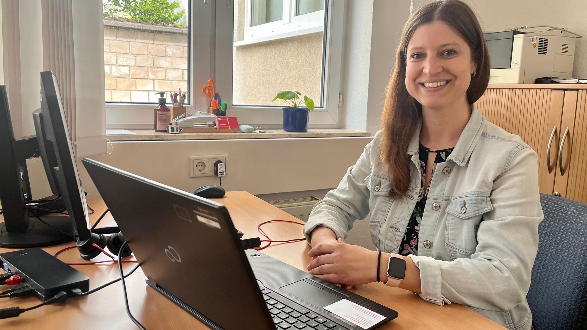 Doreen Adam ist zufrieden mit ihrem neuen Arbeitsplatz als Leiterin der Verbraucherzentrale Leverkusen