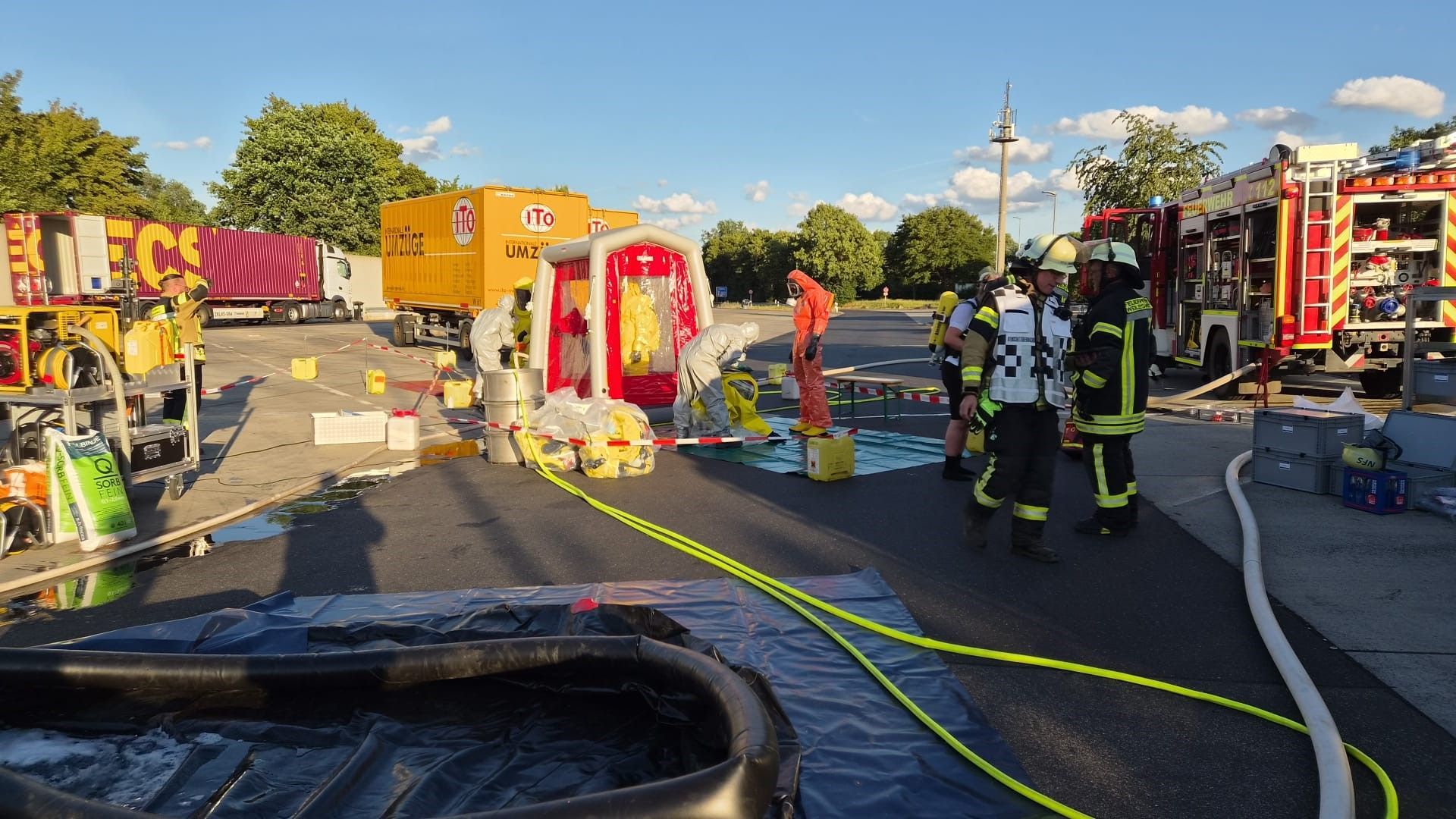 Das Bild zeigt zahlreiche Feuerwehrleute im Einsatz.