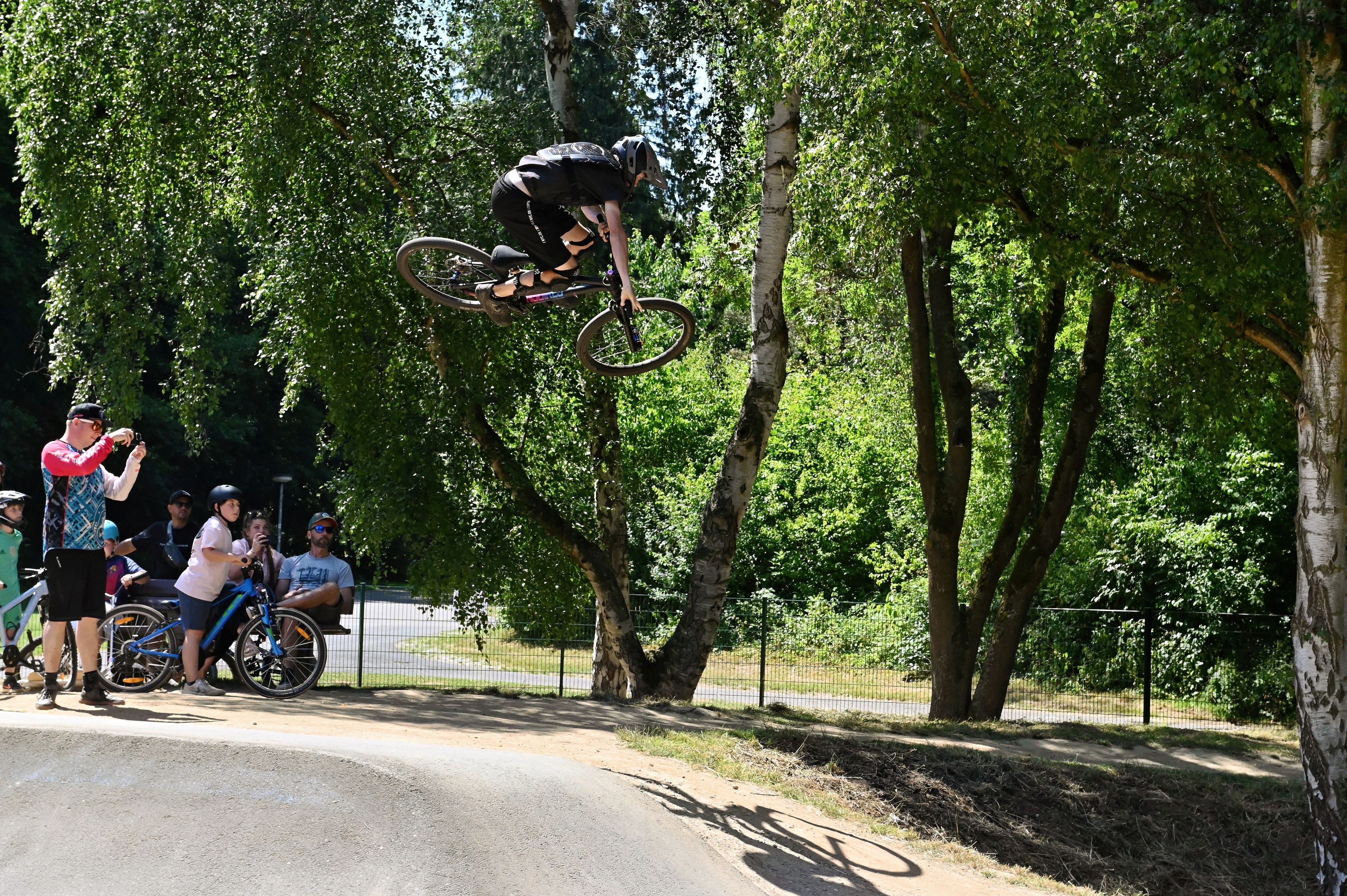Ein Mountainbiker demonstriert einen Sprung auf dem Pumptrack in Kommern.
