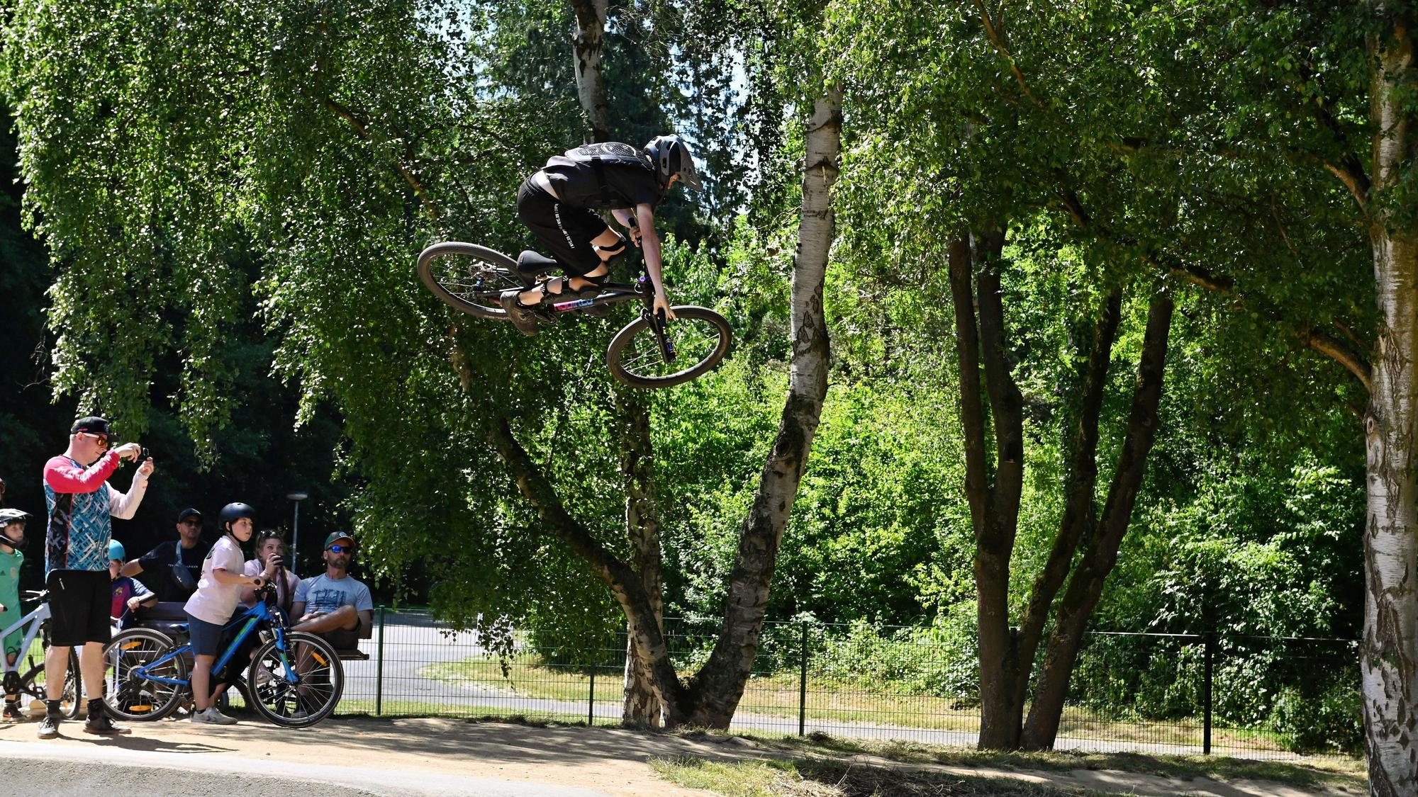 Ein Mountainbiker demonstriert einen Sprung auf dem Pumptrack in Kommern.