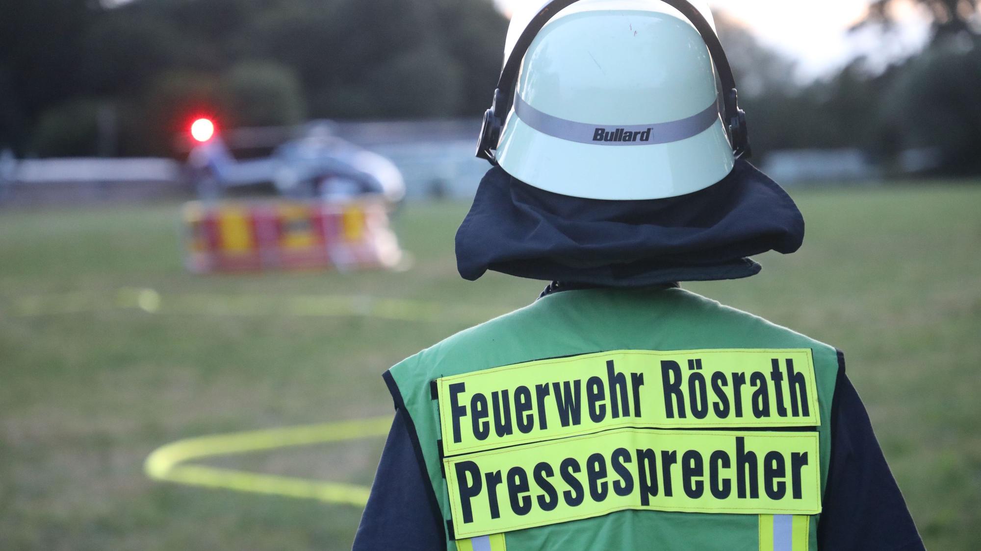 Feuerwehrsprecher Felix Schädlich schaut auf den startenden Hubschrauber.
