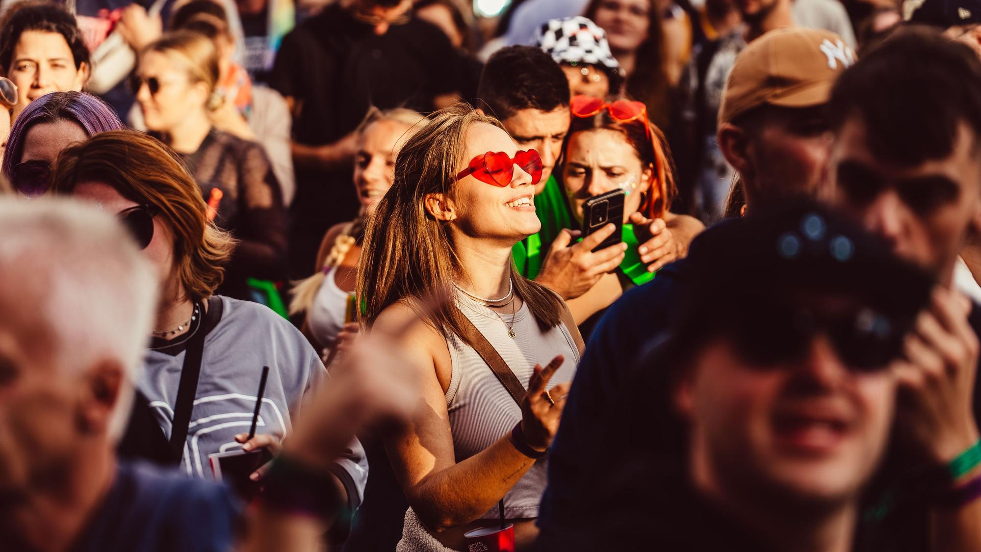 Das „Glücksgefühle“-Festival verspricht nach eigenen Angaben Musik, Energie und unvergessliche Sommermomente.