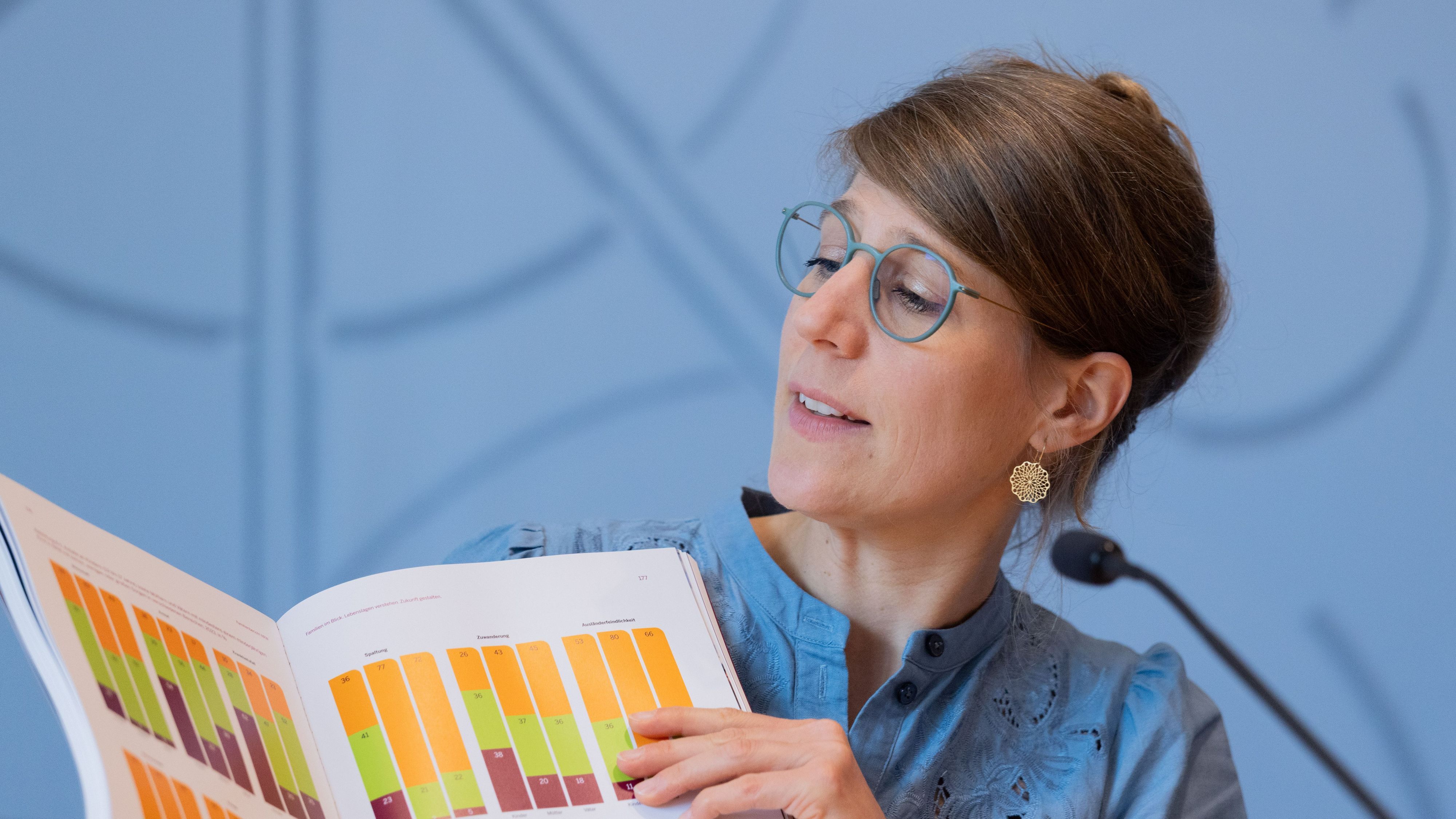 Verena Schäffer (Bündnis 90/Die Grünen), Ministerin für Kinder, Jugend, Familie, Gleichstellung, Flucht und Integration, schaut bei der Vorstellung in den Familienbericht für Nordrhein-Westfalen.