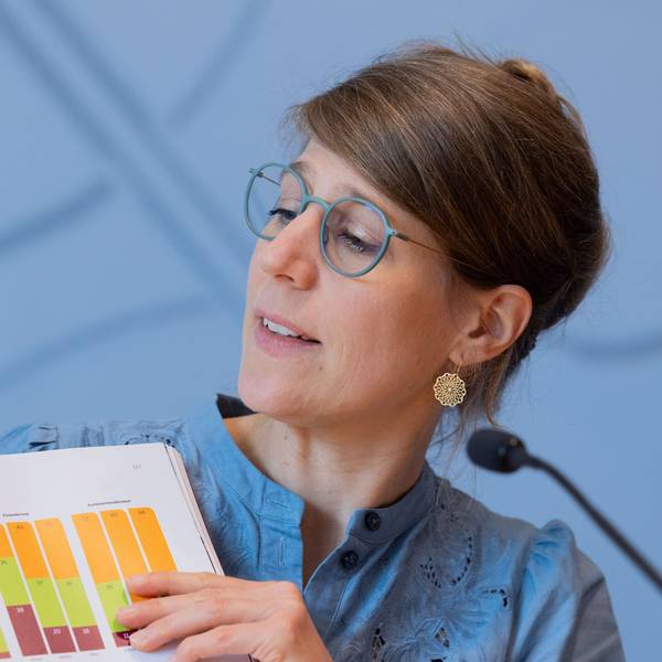 Verena Schäffer (Bündnis 90/Die Grünen), Ministerin für Kinder, Jugend, Familie, Gleichstellung, Flucht und Integration, schaut bei der Vorstellung in den Familienbericht für Nordrhein-Westfalen.
