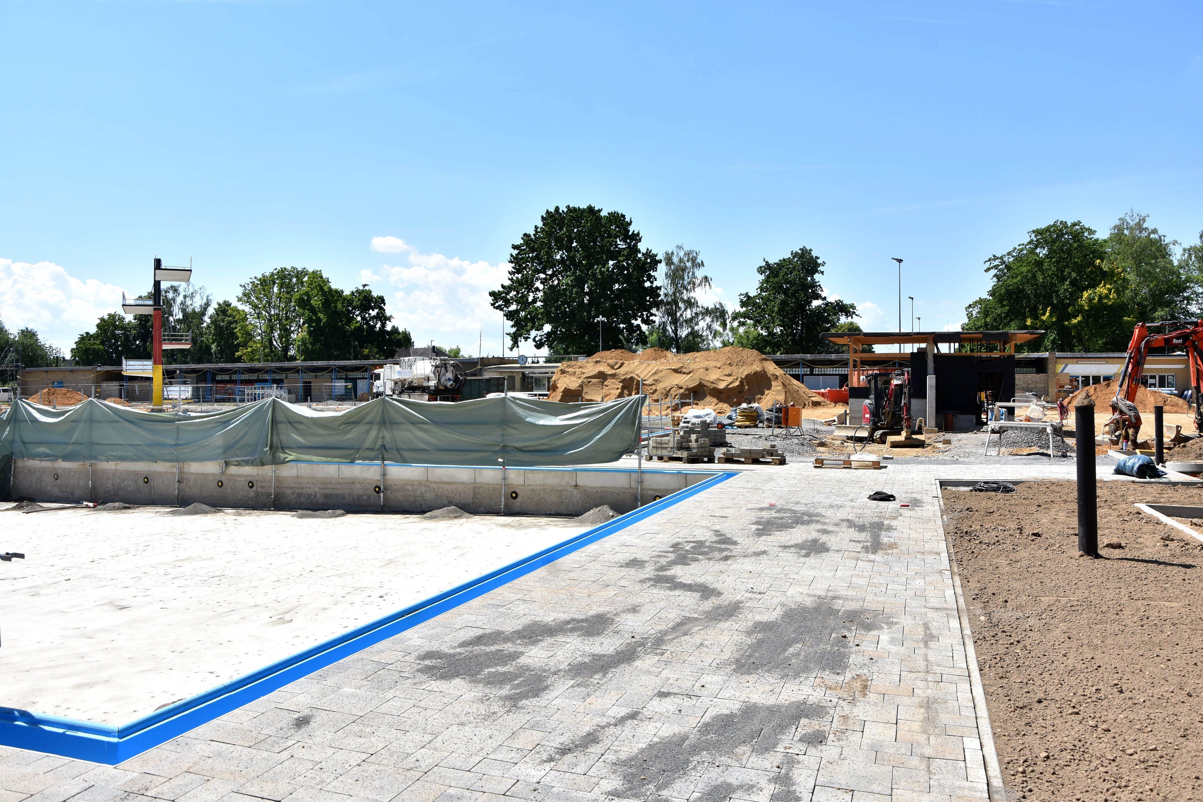 Das Foto zeigt eine Baustelle auf einem Freibad-Gelände.