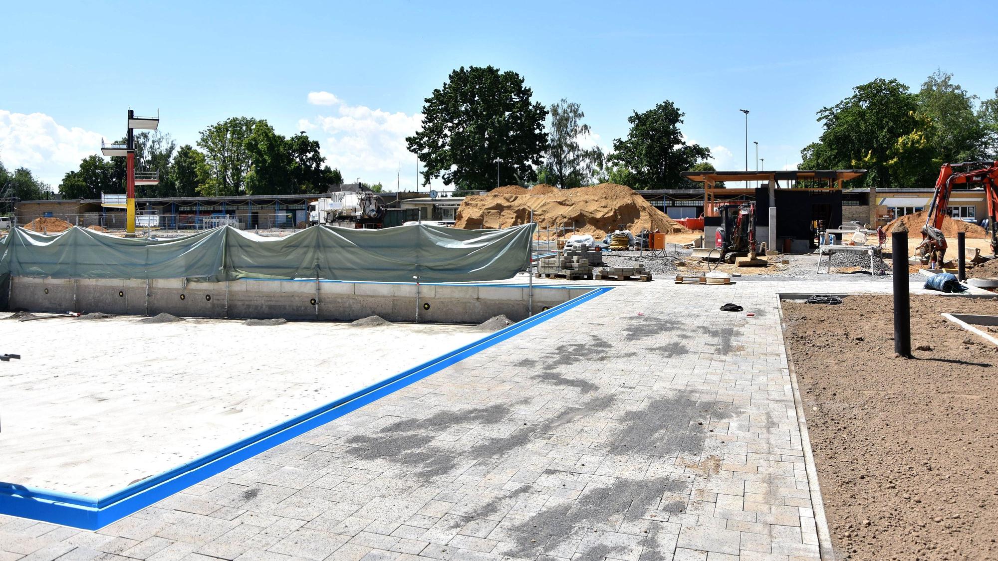 Das Foto zeigt eine Baustelle auf einem Freibad-Gelände.