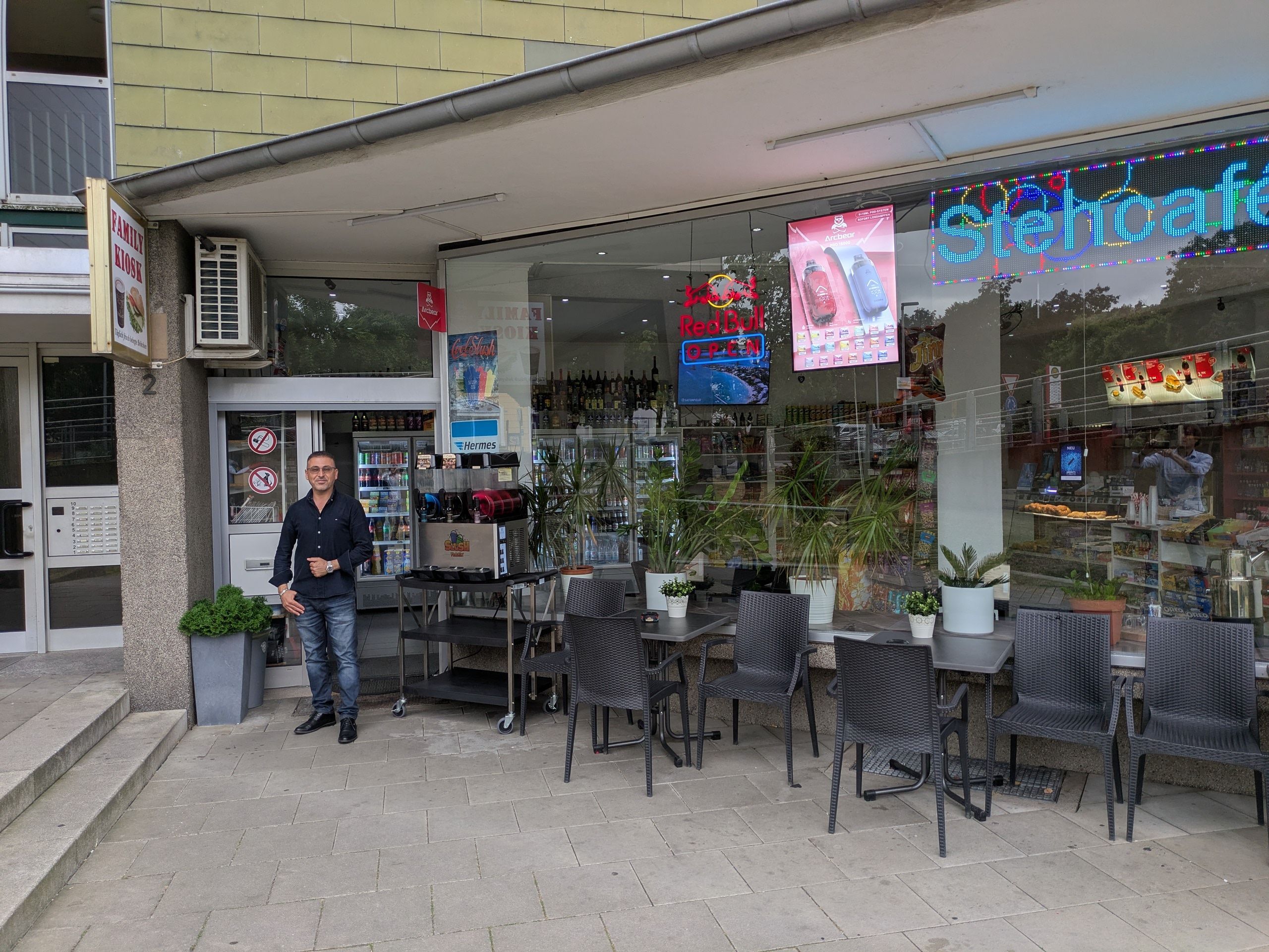 Suher Murad vor seinem Family Kiosk in Opladen