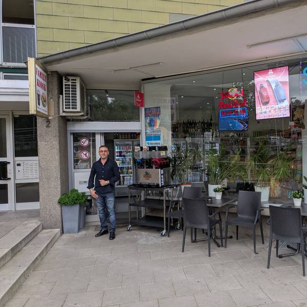 Suher Murad vor seinem Family Kiosk in Opladen