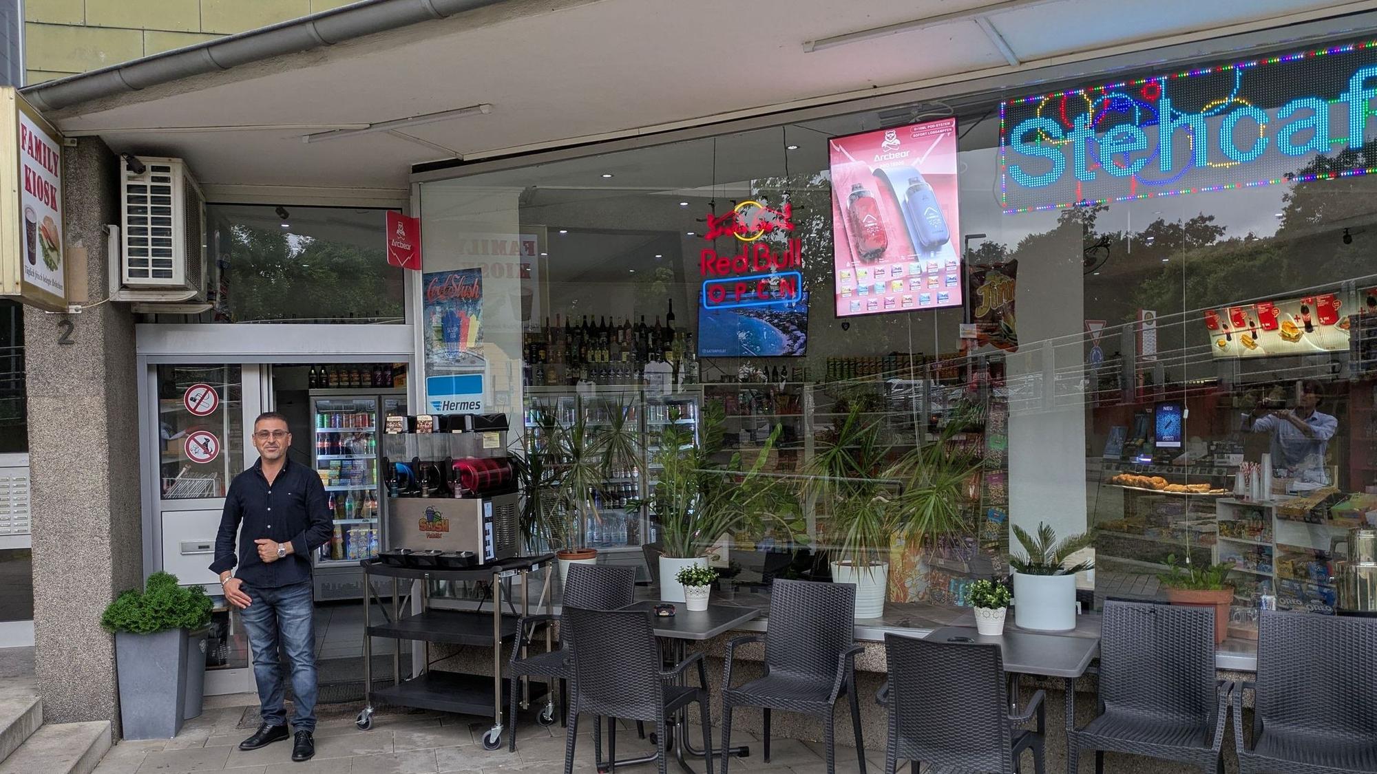 Suher Murad vor seinem Family Kiosk in Opladen