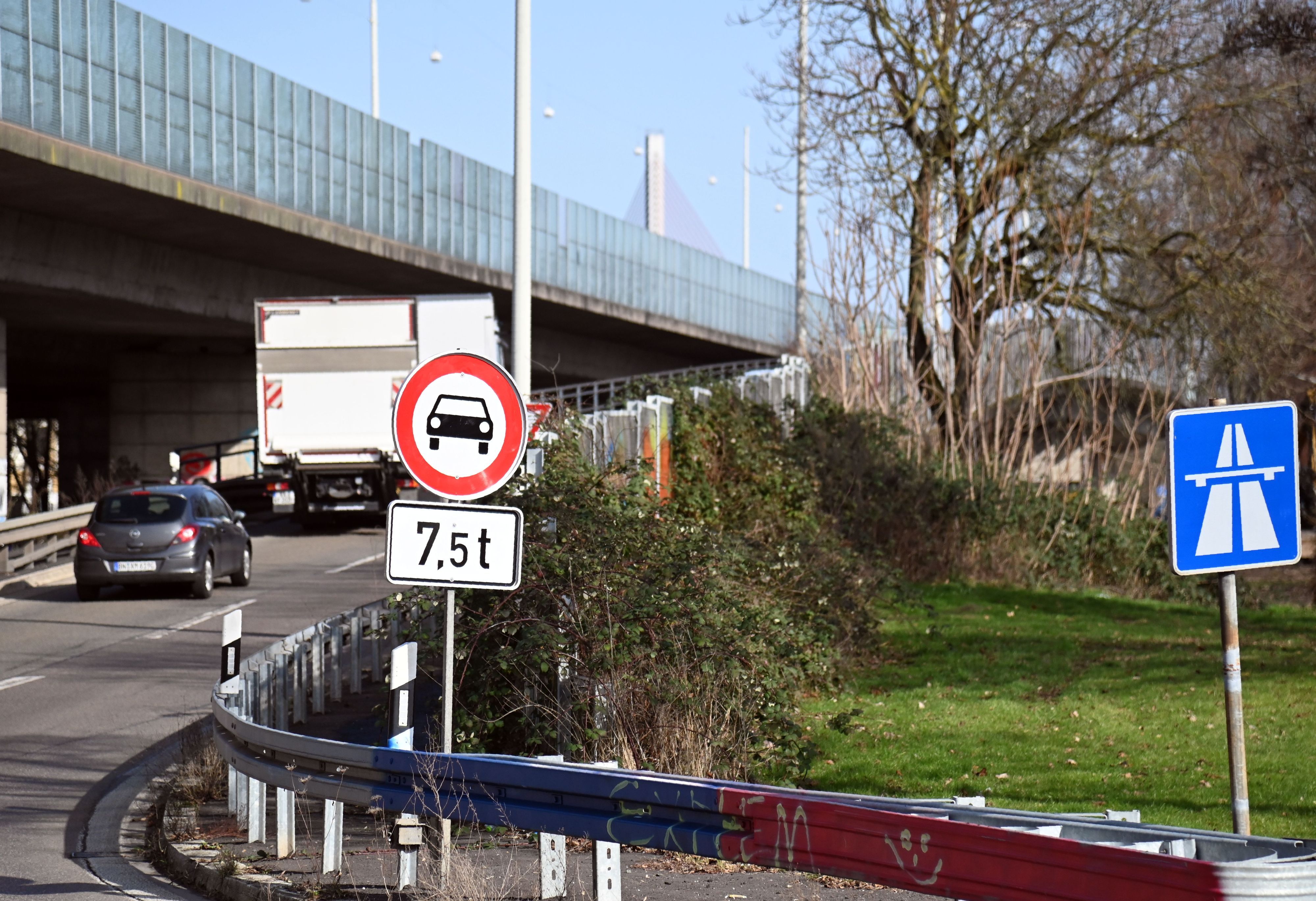 Die Autobahn A565 führt auf der Bonner Nordbrücke über den Rhein. (Archivfoto)