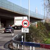 Die Autobahn A565 führt auf der Bonner Nordbrücke über den Rhein. (Archivfoto)