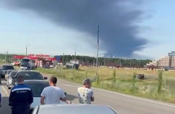 Der Ausschnitt aus einem Video soll eine brennende Raffinerie in russischen Nischnekamsk zeigen, im Vordergrund die Warteschlange vor einer Tankstelle.