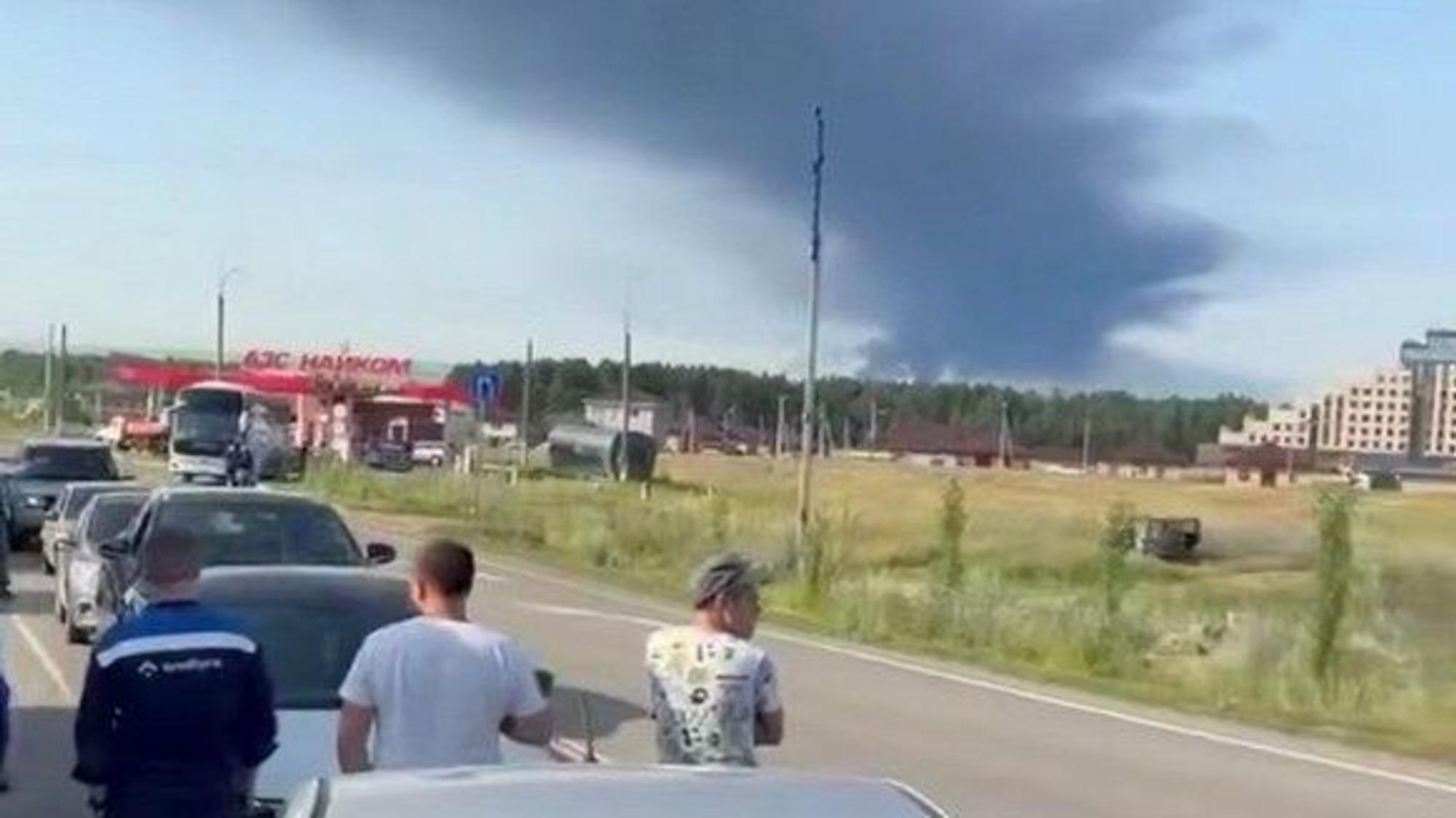 Der Ausschnitt aus einem Video soll eine brennende Raffinerie in russischen Nischnekamsk zeigen, im Vordergrund die Warteschlange vor einer Tankstelle.