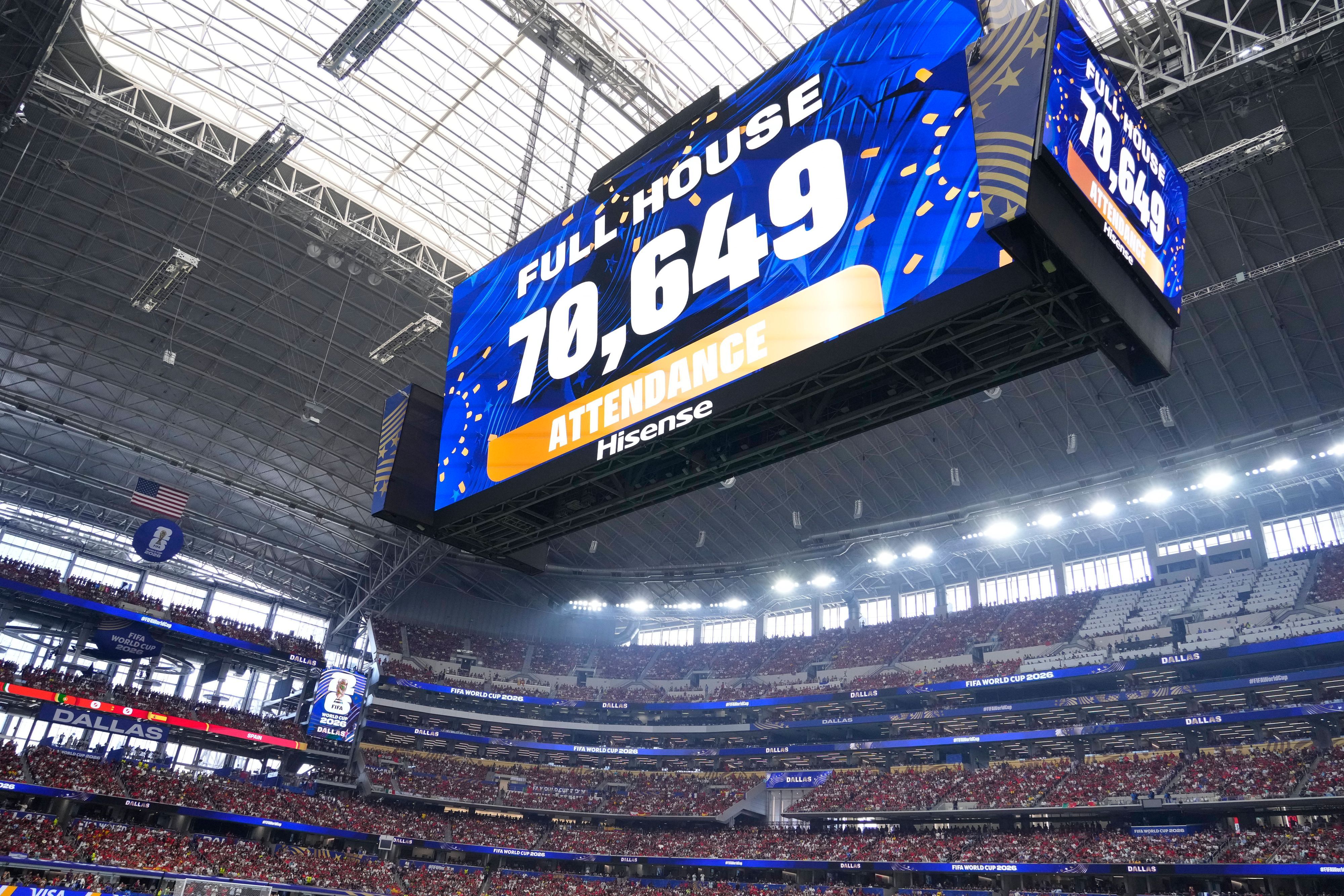Volles Haus: Der gigantische Videowürfel in Dallas zeigt die Zuschauerzahl beim Spiel Portugal gegen Spanien.