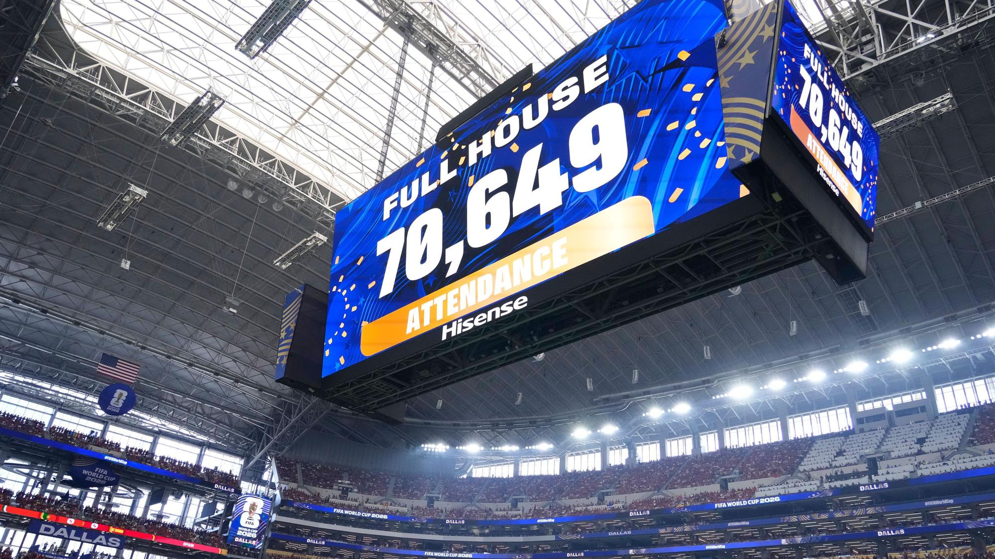 Volles Haus: Der gigantische Videowürfel in Dallas zeigt die Zuschauerzahl beim Spiel Portugal gegen Spanien.