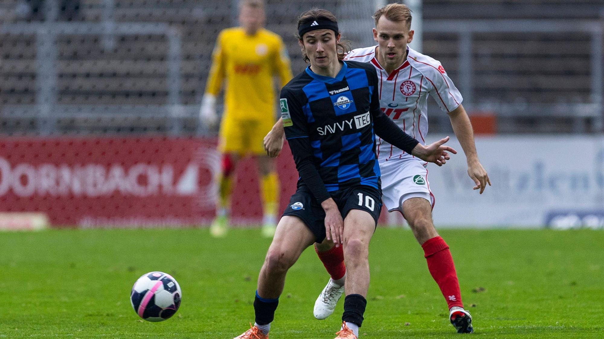 Regionalliga West: Fortuna Köln - SC Paderborn U21, U 21 09.11.2025 Bennit Bröger SC Paderborn U21, 10, Georg Strauch Fortuna Köln, 11. Regionalliga West, Fortuna Köln - SC Paderborn U21, 15. Spieltag, am 09.11.2025, Südstadion, Köln *** Regionalliga West Fortuna Köln SC Paderborn U21, 09 11 2025 Bennit Bröger SC Paderborn U21, 10 , Georg Strauch Fortuna Köln, 11 Regionalliga West, Fortuna Köln SC Paderborn U21, 15 Matchday, on 09 11 2025, Südstadion, Cologne Copyright: xBEAUTIFULxSPORTS/Meuselx