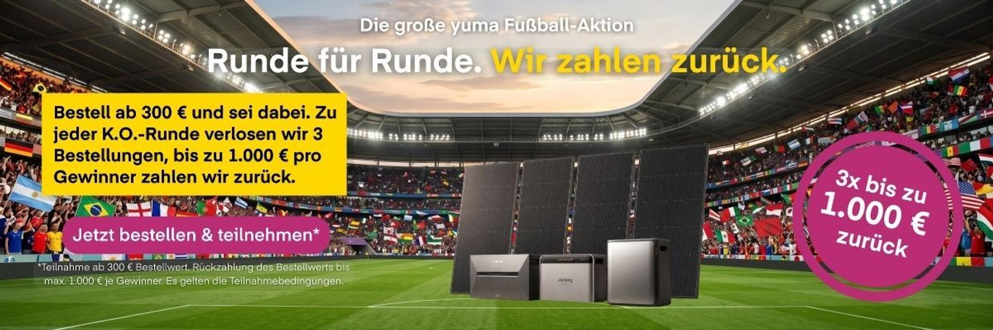 Fußball-Stadion mit internationalen Länderflaggen und Balkonkraftwerk Speichern auf Fußball Rasen.