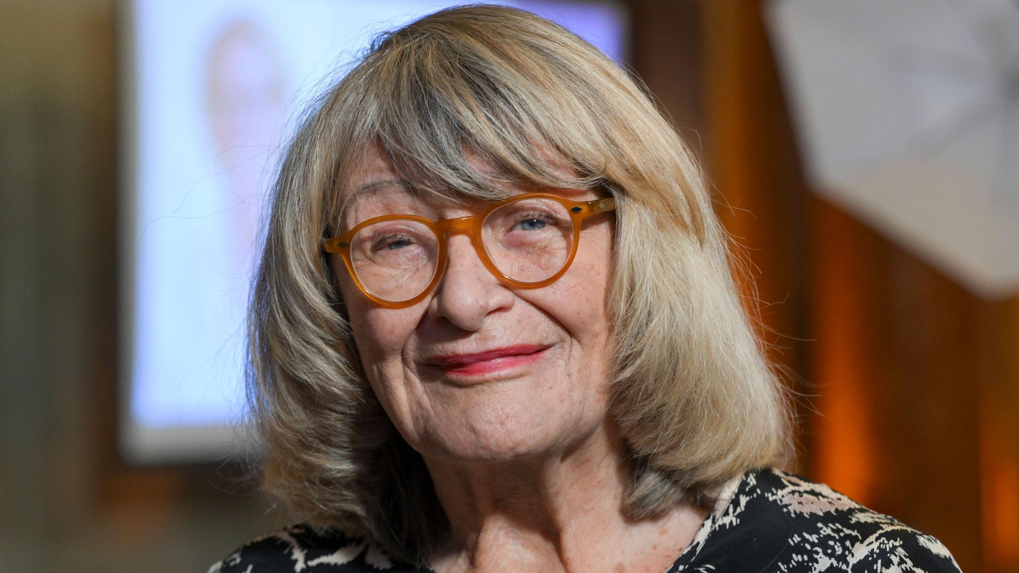 ARCHIV - 25.10.2024, Berlin: Die Frauenrechtlerin Alice Schwarzer kommt zur Preisverleihung "HeldinnenAwards" in das Roten Rathaus. (zu dpa: «Alice Schwarzer: Manchmal würde ich gerne schießen können») Foto: Jens Kalaene/dpa +++ dpa-Bildfunk +++