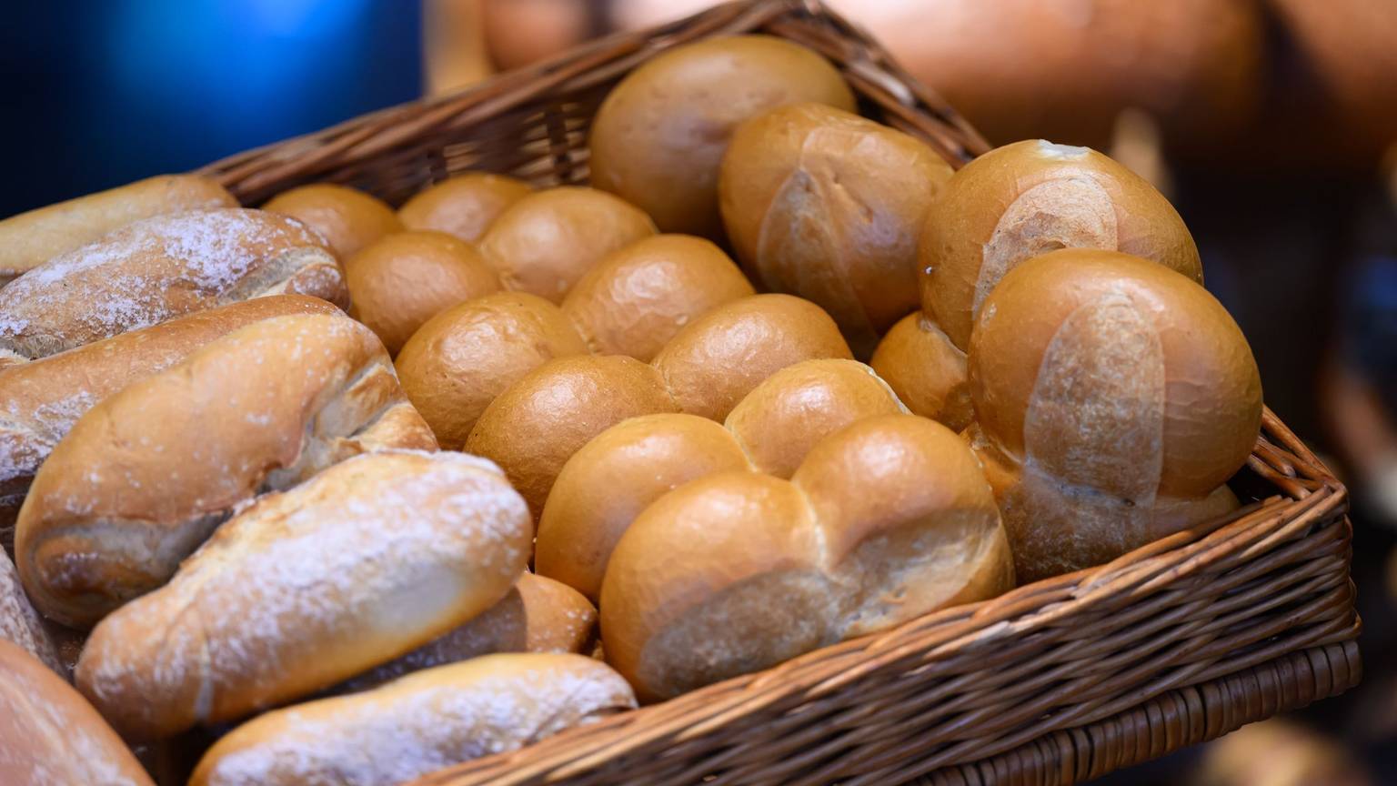 Verbraucher kaufen Brot und Brötchen heute vielfach nicht mehr beim klassischen Bäcker, sondern im Supermarkt. (Archivbild)
