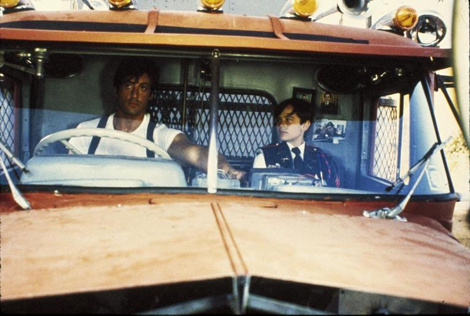 Der LKW-Fahrer Lincoln Hawk (Sylvester Stallone) hat mit seinem Truck das Tor der Prachtvilla seines Schwiegervaters durchbrochen.  (Bild: 1987 Metro-Goldwyn-Mayer Studios Inc. and Warner Bros. Inc. All Rights Reserved.)