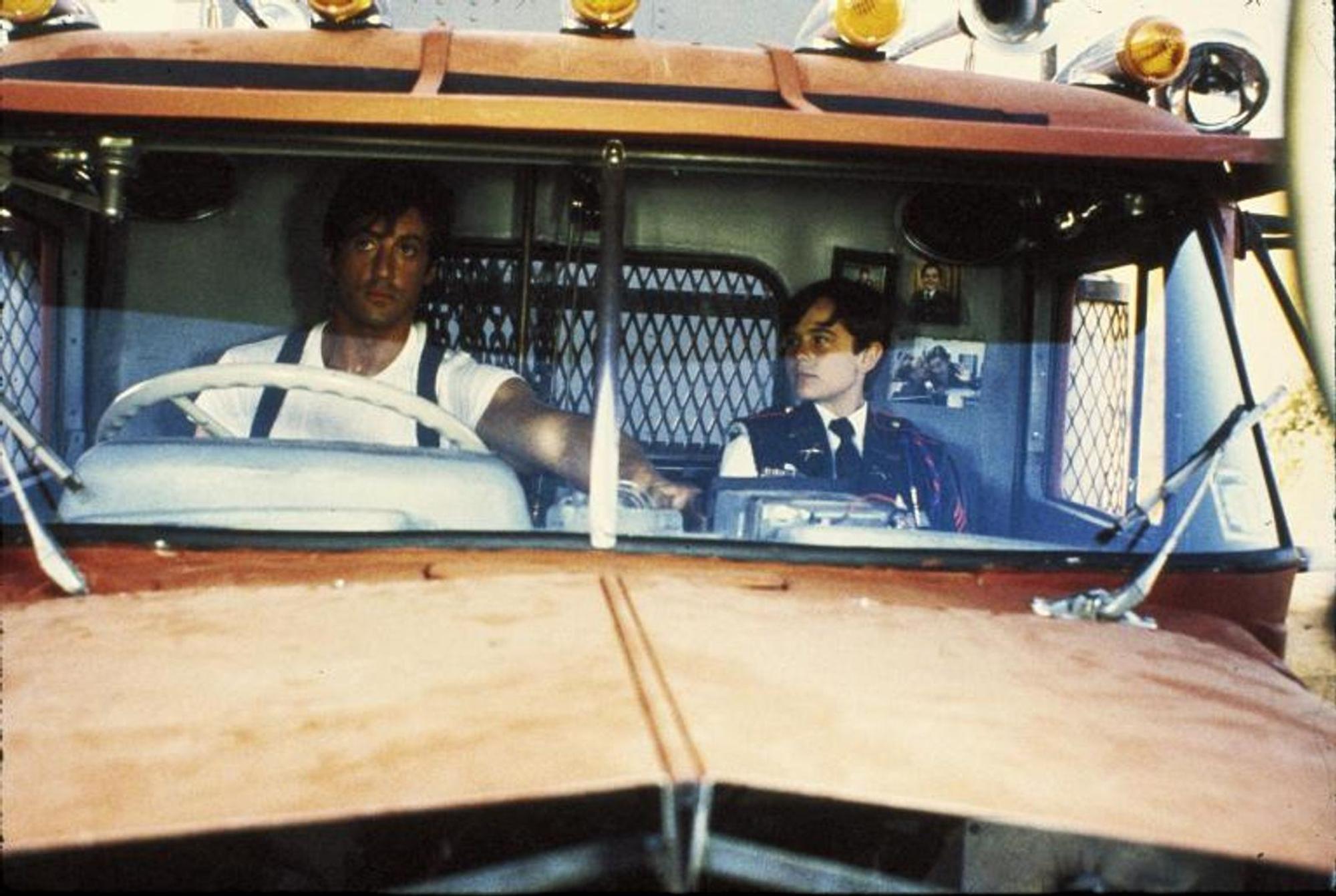 Der LKW-Fahrer Lincoln Hawk (Sylvester Stallone) hat mit seinem Truck das Tor der Prachtvilla seines Schwiegervaters durchbrochen. (Bild: 1987 Metro-Goldwyn-Mayer Studios Inc. and Warner Bros. Inc. All Rights Reserved.)