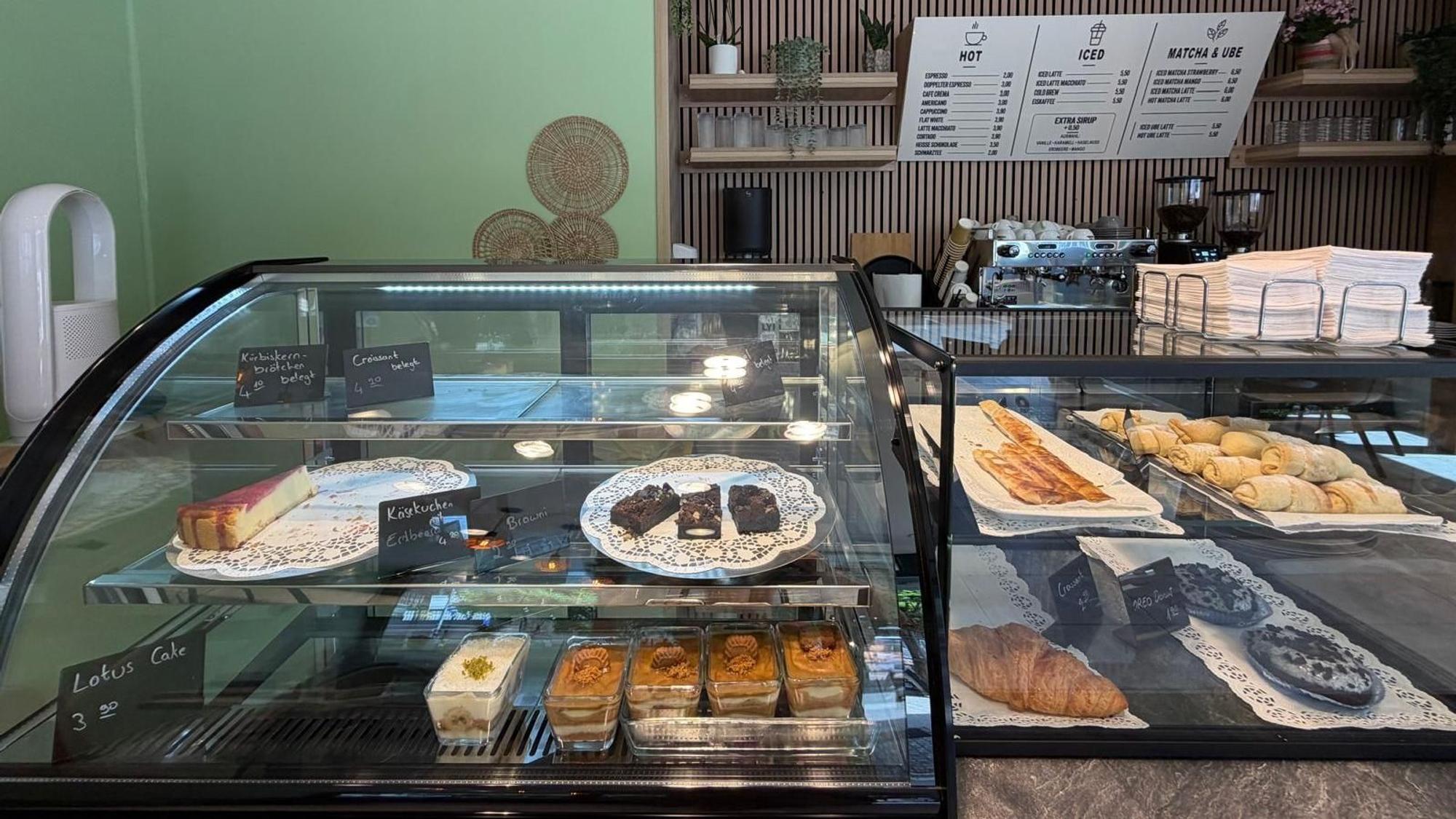 Das Angebot an Kuchen, Bagels und Croissants wechselt täglich.