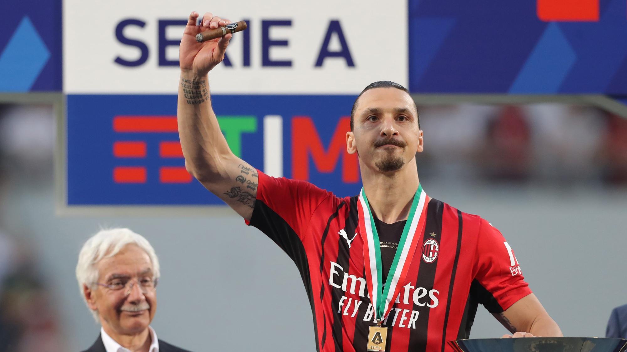Zlatan Ibrahimovic vom AC Mailand jubelt mit Zigarre und Pokal über den Gewinn der italienischen Meisterschaft.