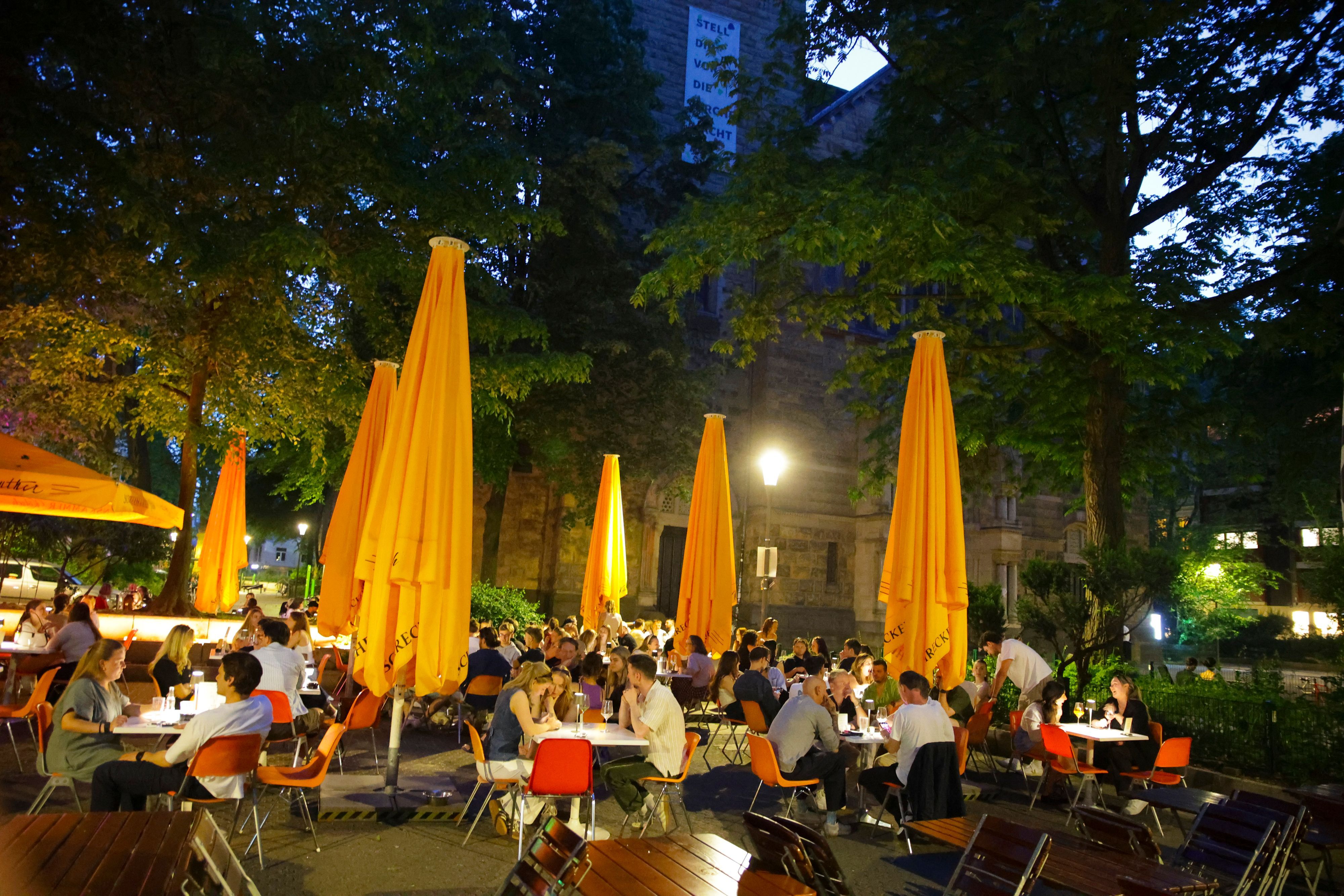 Nur das Café Hallmackenreuther darf länger als 22 Uhr öffnen, es hat gegen eine Genehmigung der Stadt Köln geklagt.