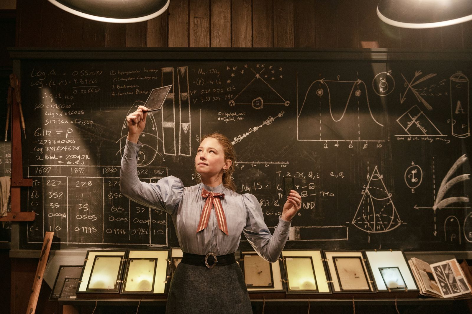 Katharine Hilbery (Haley Bennett) träumt von einer akademischen Karriere und kämpft dafür gegen die gesellschaftlichen Vorstellungen im London der 1910er-Jahre. (Bild: Woolf Comedy Productions Ltd.)