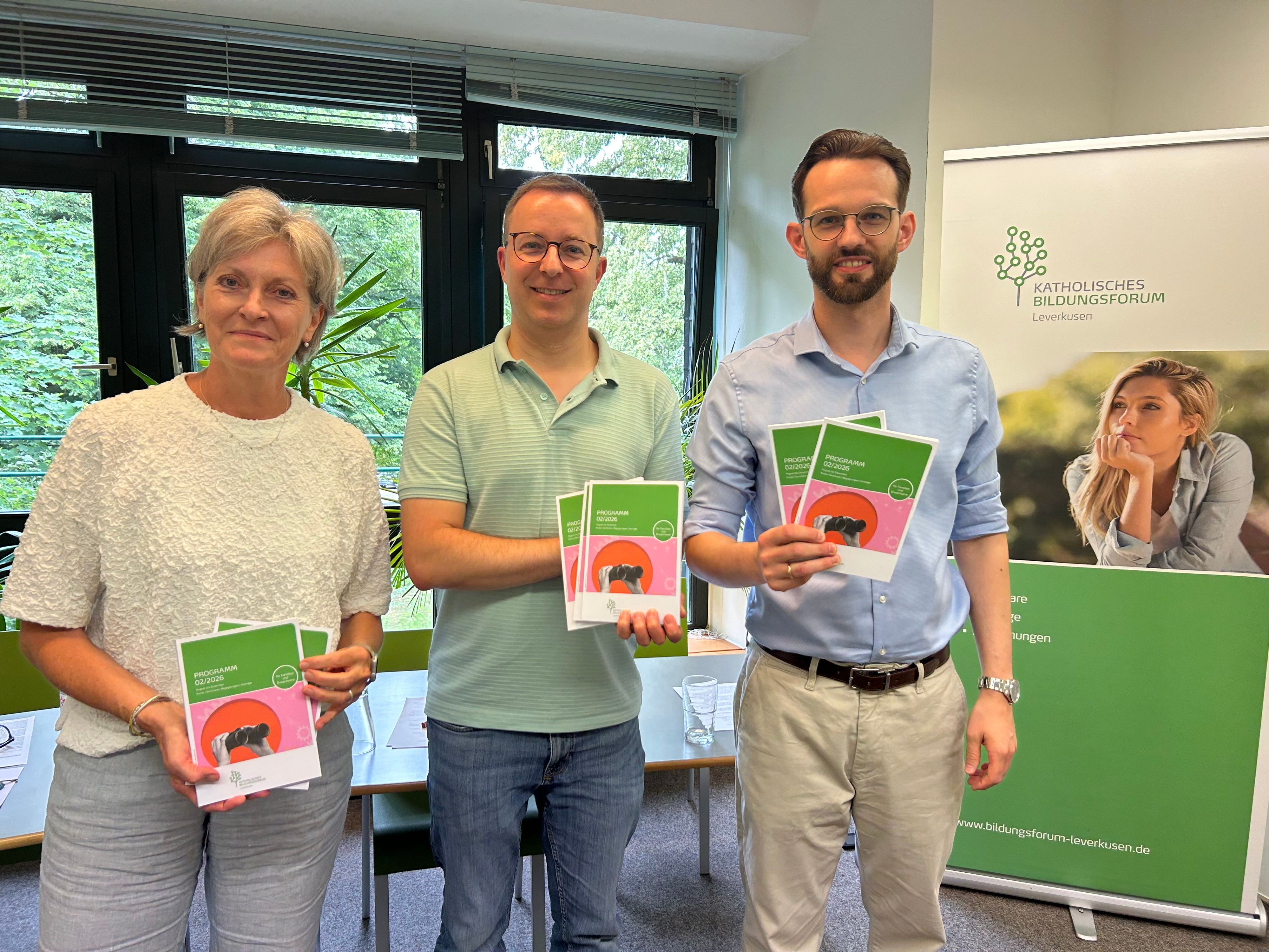 Martina Böhm mit den Kommissarischen Leitern des Katholischen Bildungsforums, David Brixius und Maximilian Anton