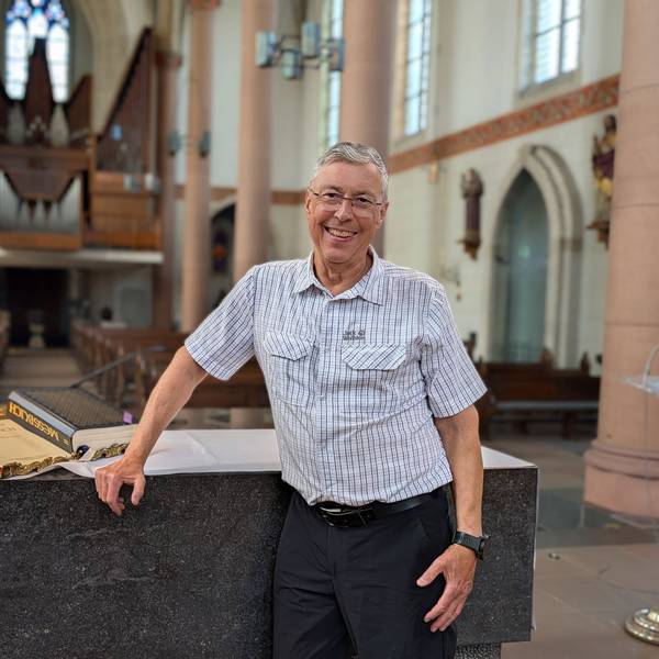 Das Foto zeigt Pfarrer Michael Tillmann am Altar vor leeren Reihen in der Pfarrkirche St. Dionysius in Gleuel.