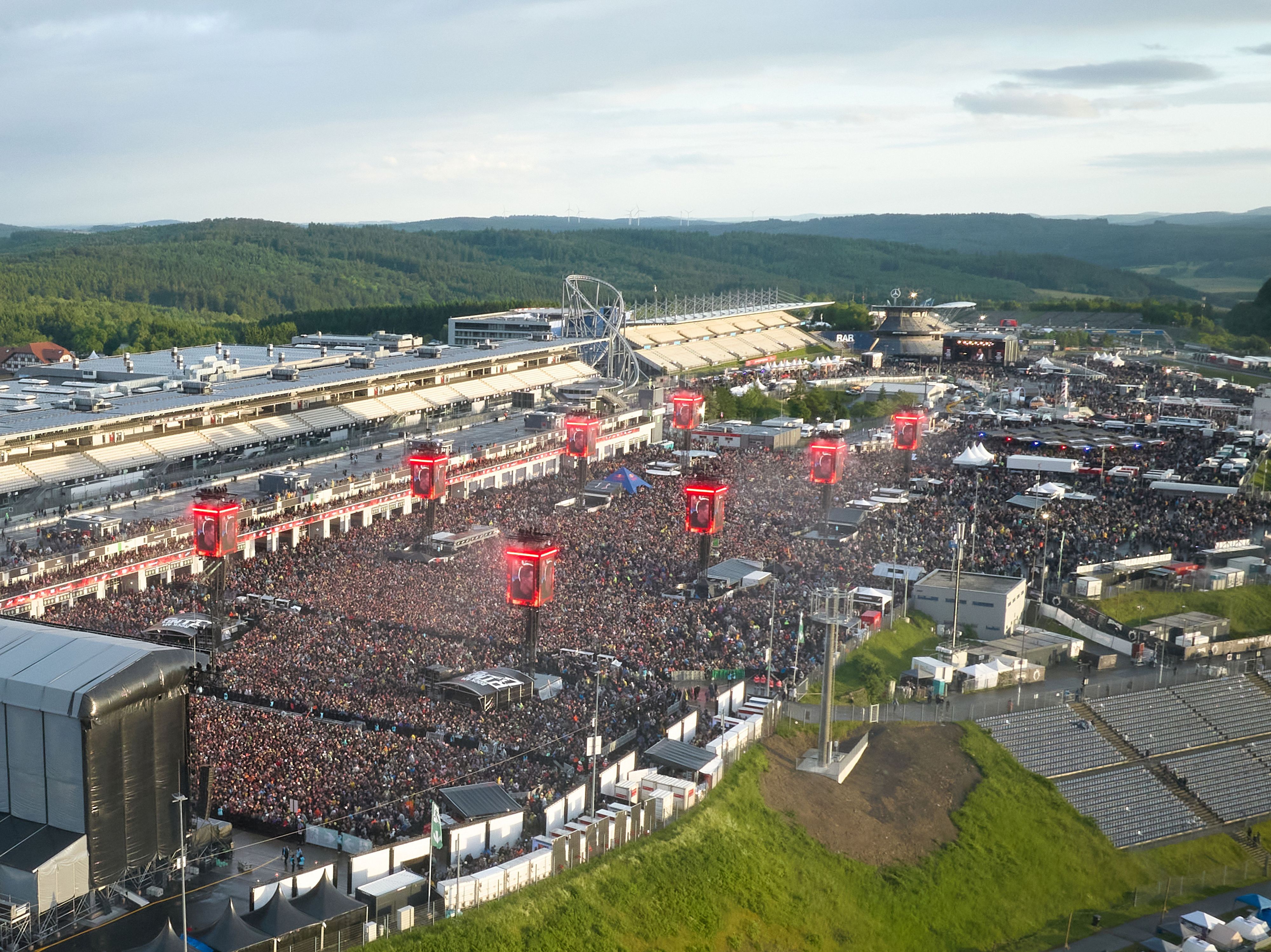 Luftaufnahme von Rock am Ring während des Auftritts der deutschen Metalband Electric Callboy.
