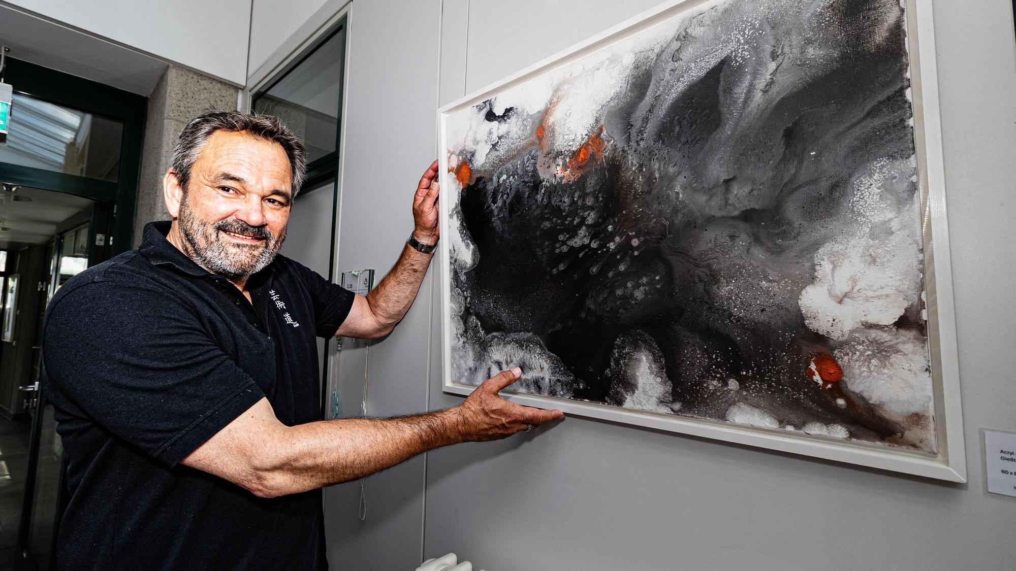 Künstler Ulrik Dietzler präsentiert sein Lieblingsfoto in der Ausstellung im Burscheider Rathaus