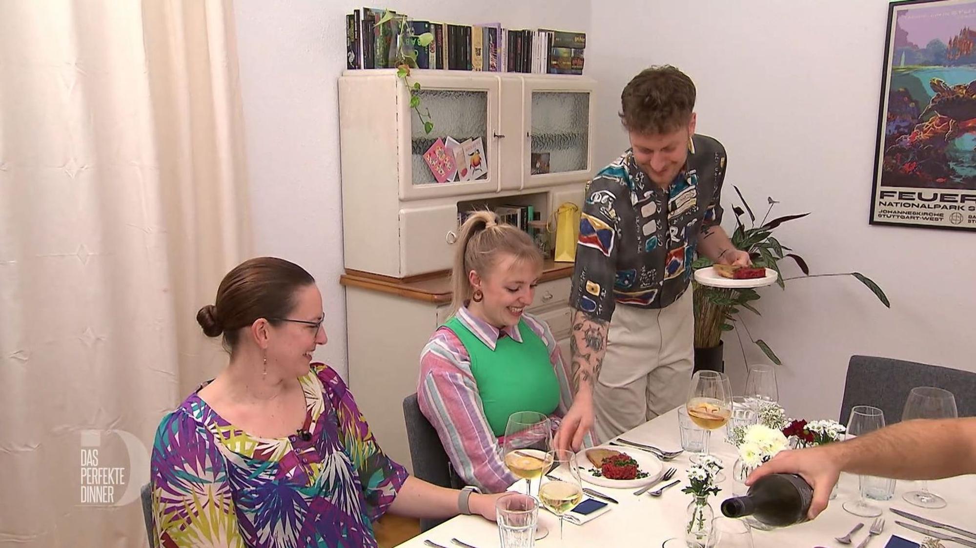 Mit einem veganen Steak-Tatar haben Sabrina (links) und Franzi bei Niclas nicht gerechnet.
(Bild: RTL)