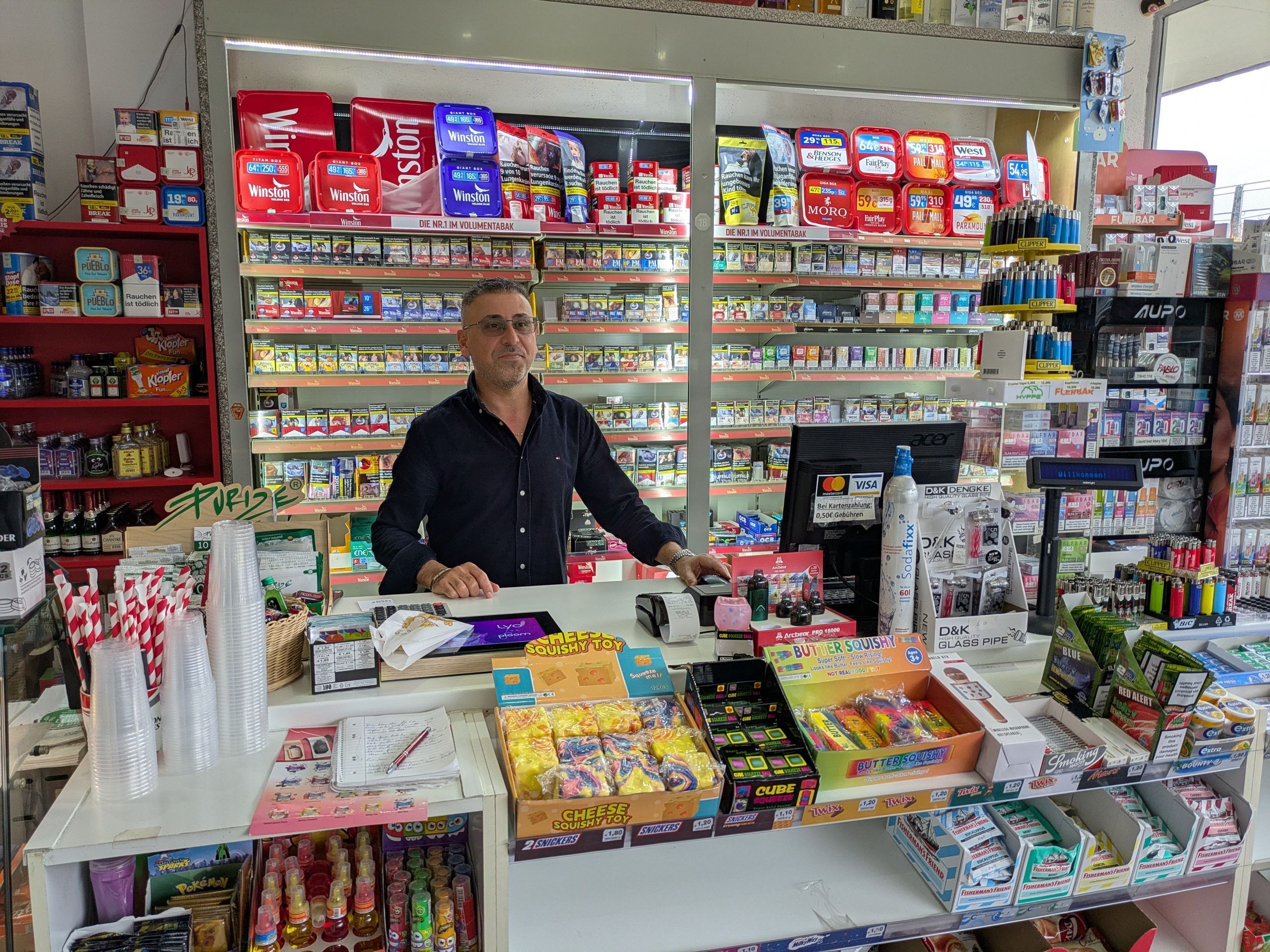Suher Murad in seinem Kiosk