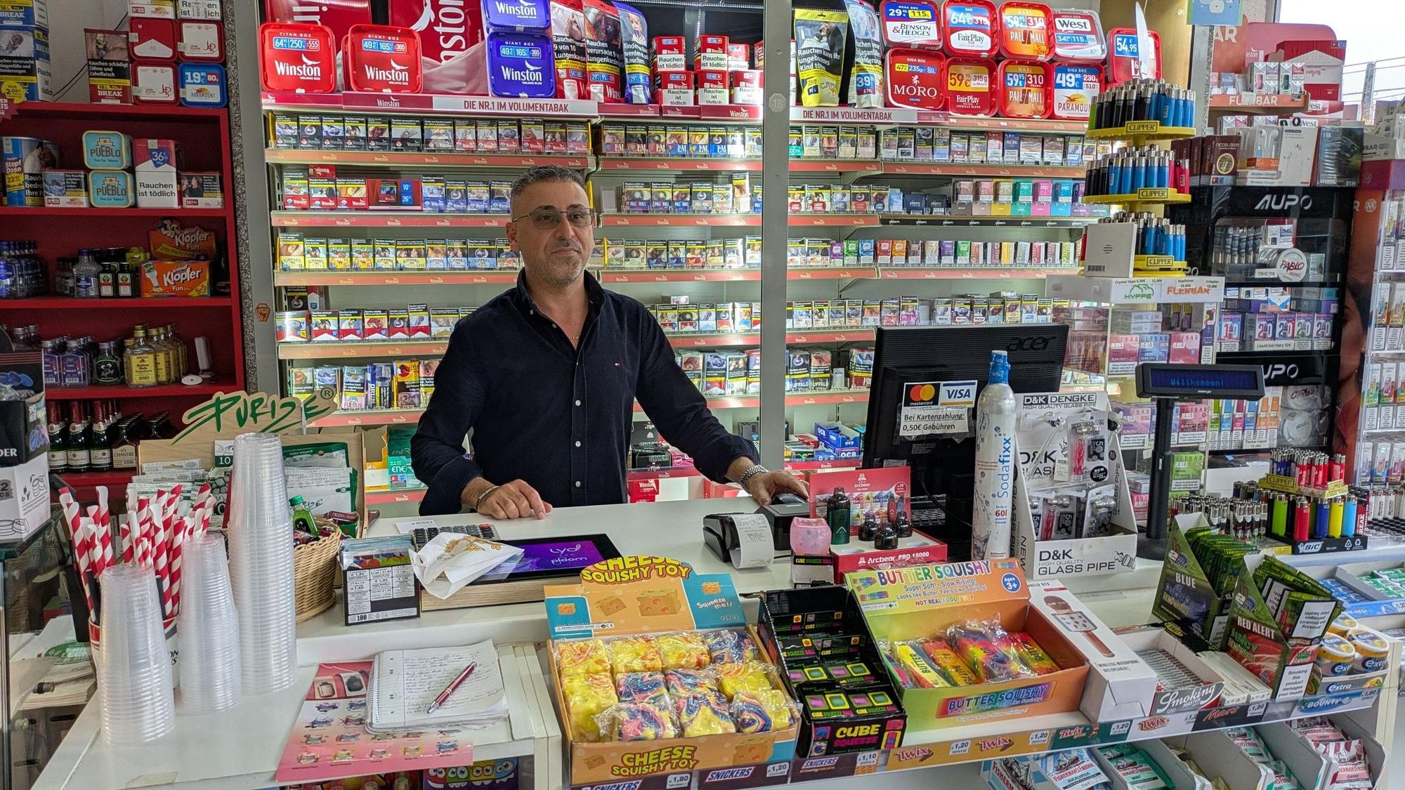 Suher Murad in seinem Kiosk