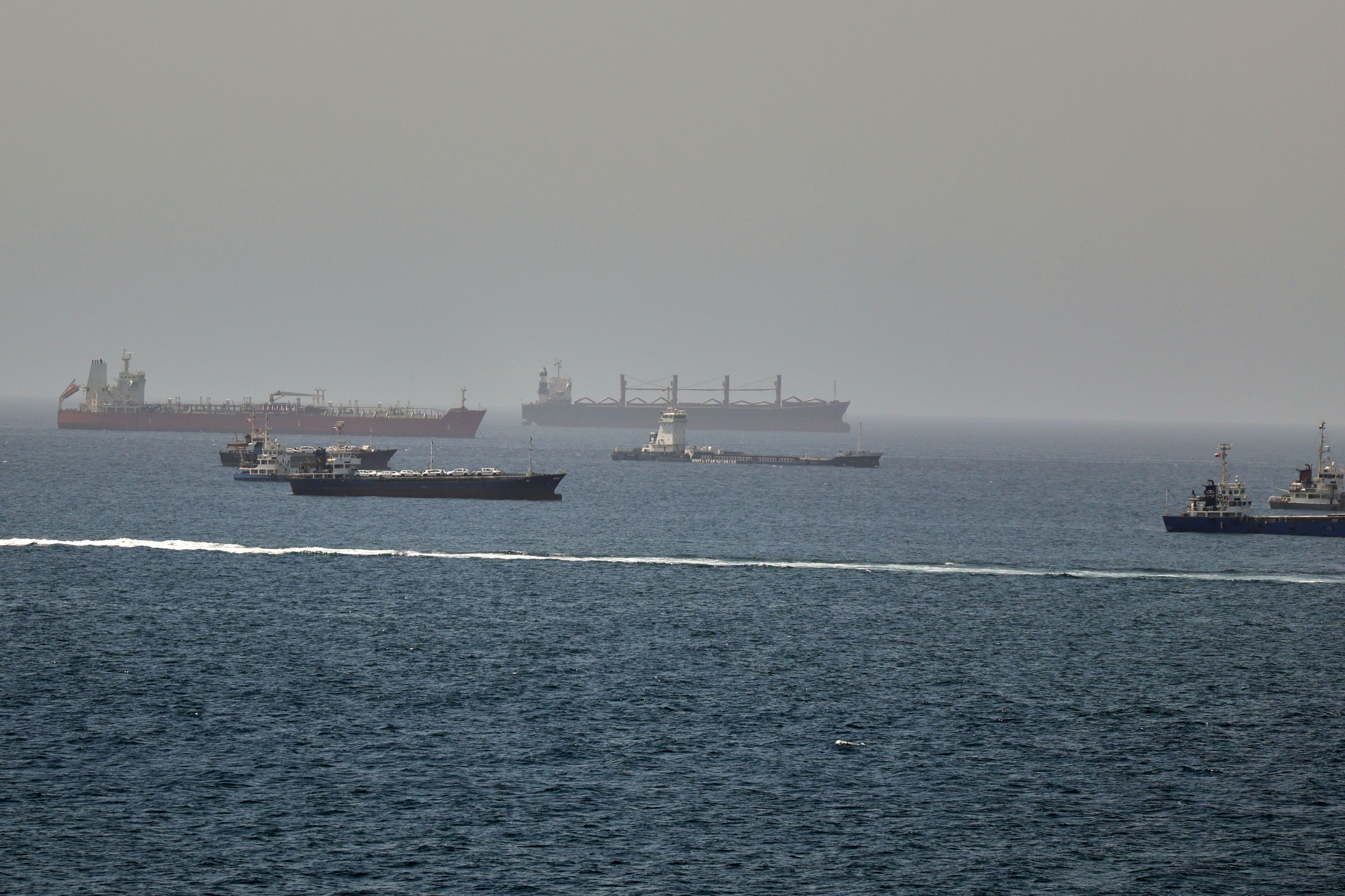 Im Golf von Oman, entlang der Schifffahrtsrouten zwischen der Straße von Hormus und dem Arabischen Meer Tanker und Frachtschiffe zu sehen. (Archivbild vom 16. Juni) Die Kämpfe zwischen Iran und USA sind wieder aufgeflammt.