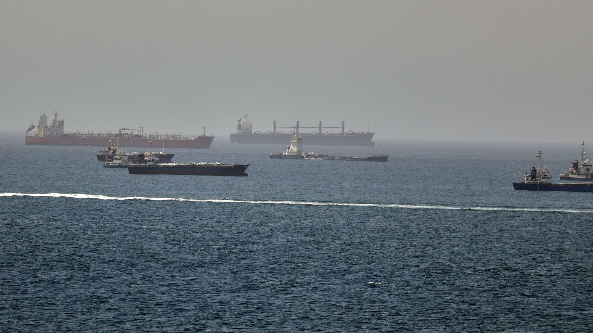 Im Golf von Oman, entlang der Schifffahrtsrouten zwischen der Straße von Hormus und dem Arabischen Meer Tanker und Frachtschiffe zu sehen. (Archivbild vom 16. Juni) Die Kämpfe zwischen Iran und USA sind wieder aufgeflammt.