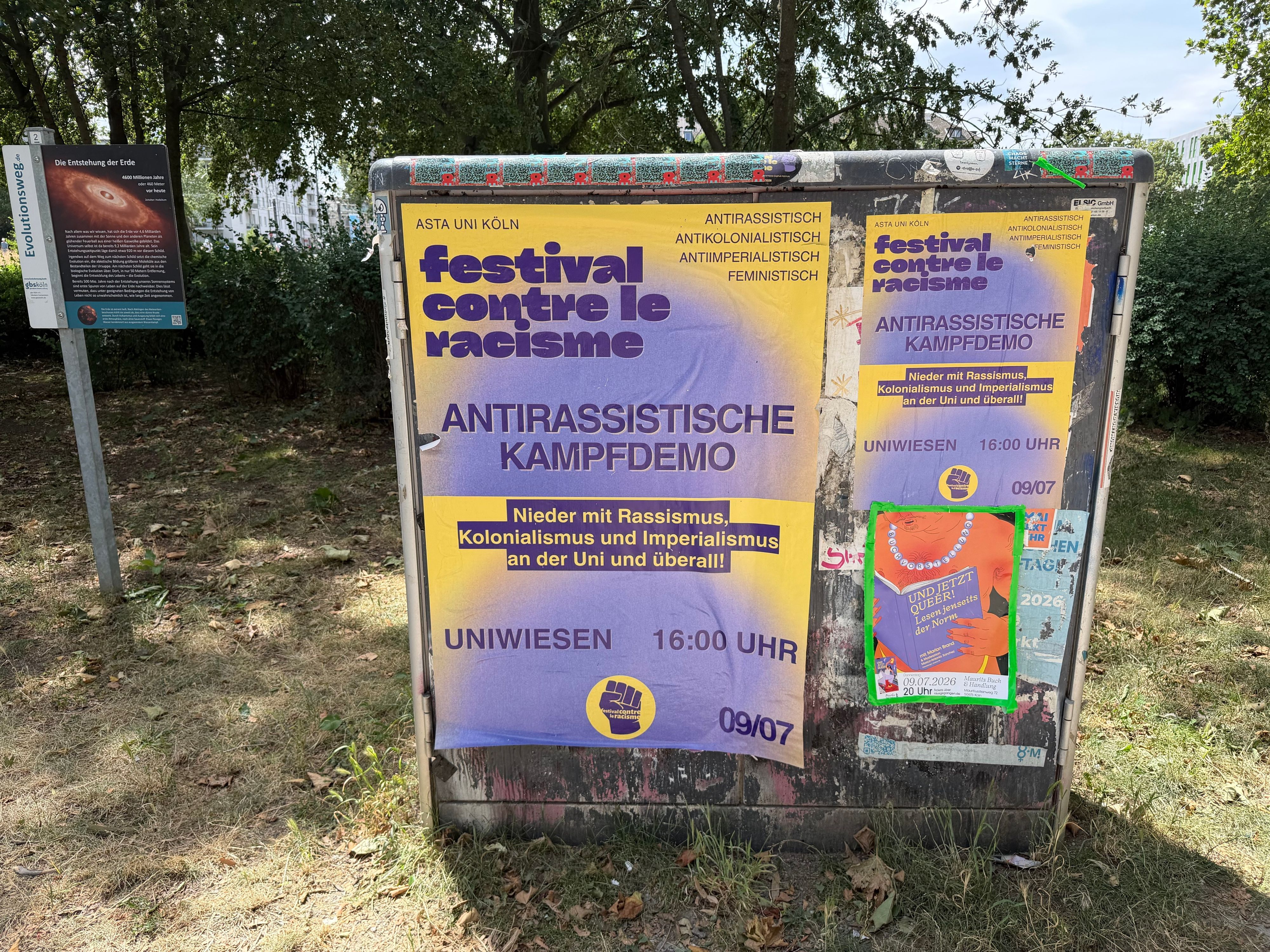 Werbeplakat des Festival contre le Racisme auf einem Stromkasten