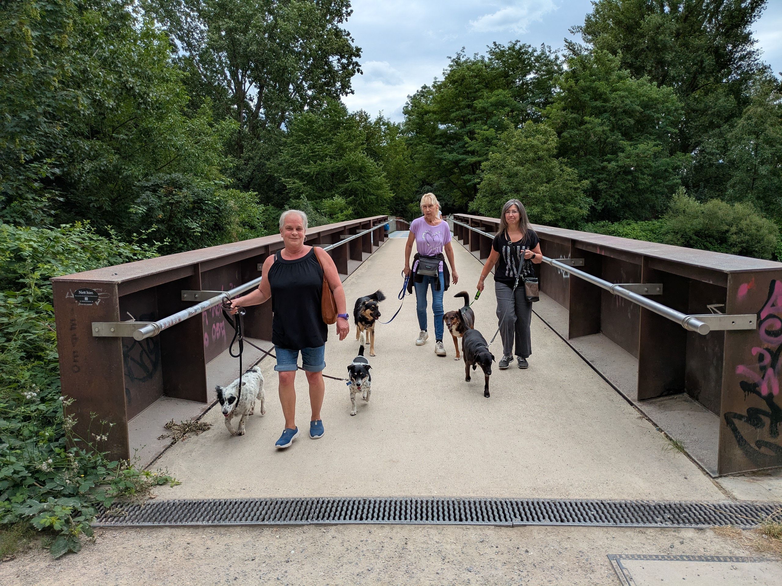 Hundebesitzerinnen auf einer Brücke über die Wupper