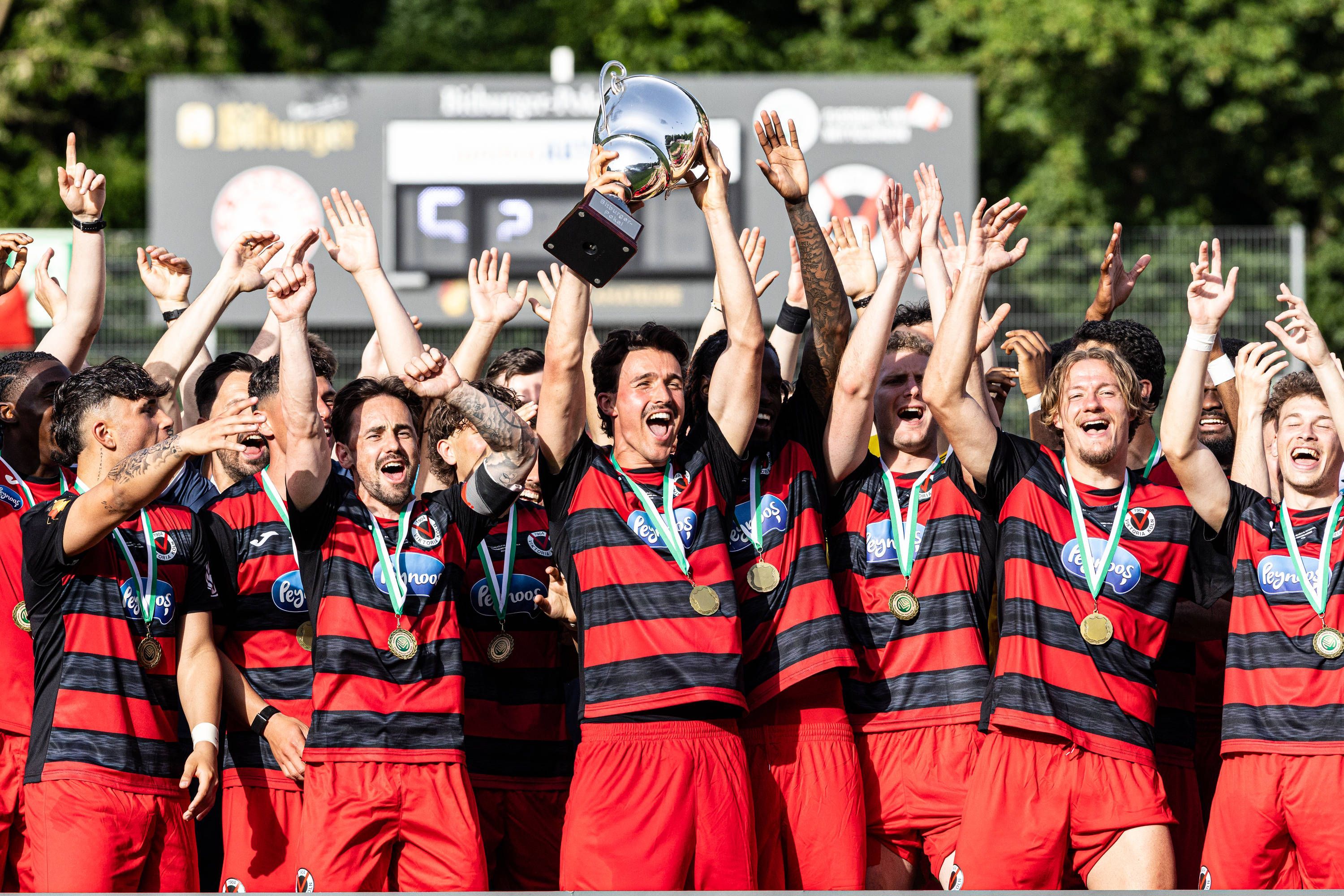 Finaltag der Amateure 2026: SC Fortuna Köln - FC Viktoria Köln Sportpark Höhenberg, Köln 23.05.2026 FC Viktoria Köln während der Siegerehrung mit dem Pokal, Leonhard Münst FC Viktoria Köln, 5. Finaltag der Amateure 2026: SC Fortuna Köln - FC Viktoria Köln Sportpark Höhenberg, Köln 23.05.2026 *** Final day of the amateurs 2026 SC Fortuna Köln FC Viktoria Köln Sportpark Höhenberg, Cologne 23 05 2026 FC Viktoria Köln during the award ceremony with the trophy, Leonhard Münst FC Viktoria Köln, 5 Final day of the amateurs 2026 SC Fortuna Köln FC Viktoria Köln Sportpark Höhenberg, Cologne 23 05 2026 Copyright: xBEAUTIFULxSPORTS/Buriakovx