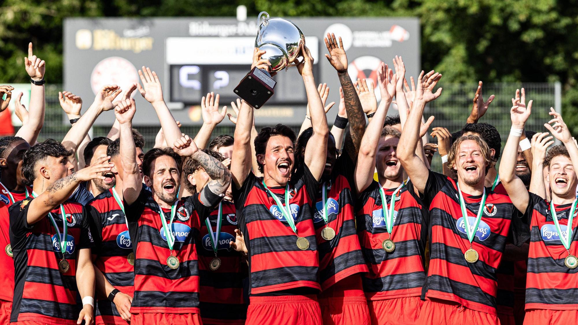 Finaltag der Amateure 2026: SC Fortuna Köln - FC Viktoria Köln Sportpark Höhenberg, Köln 23.05.2026 FC Viktoria Köln während der Siegerehrung mit dem Pokal, Leonhard Münst FC Viktoria Köln, 5. Finaltag der Amateure 2026: SC Fortuna Köln - FC Viktoria Köln Sportpark Höhenberg, Köln 23.05.2026 *** Final day of the amateurs 2026 SC Fortuna Köln FC Viktoria Köln Sportpark Höhenberg, Cologne 23 05 2026 FC Viktoria Köln during the award ceremony with the trophy, Leonhard Münst FC Viktoria Köln, 5 Final day of the amateurs 2026 SC Fortuna Köln FC Viktoria Köln Sportpark Höhenberg, Cologne 23 05 2026 Copyright: xBEAUTIFULxSPORTS/Buriakovx